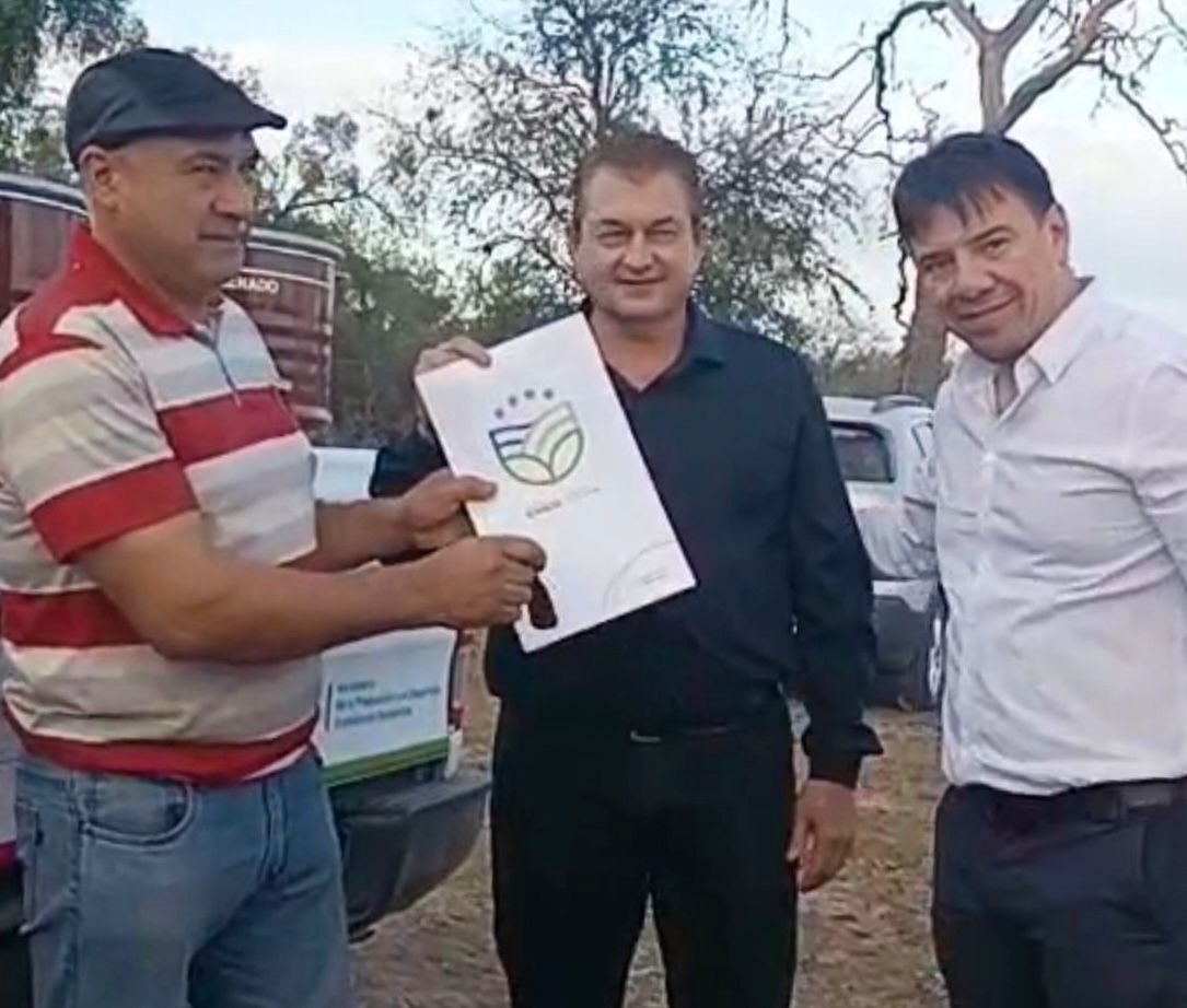 EL SAUZALITO: “LOS MELEROS” RECIBIERON UN VEHÍCULO PARA FORTALECER EL TRABAJO Y LA COMERCIALIZACIÓN DE MIEL ORGÁNICA