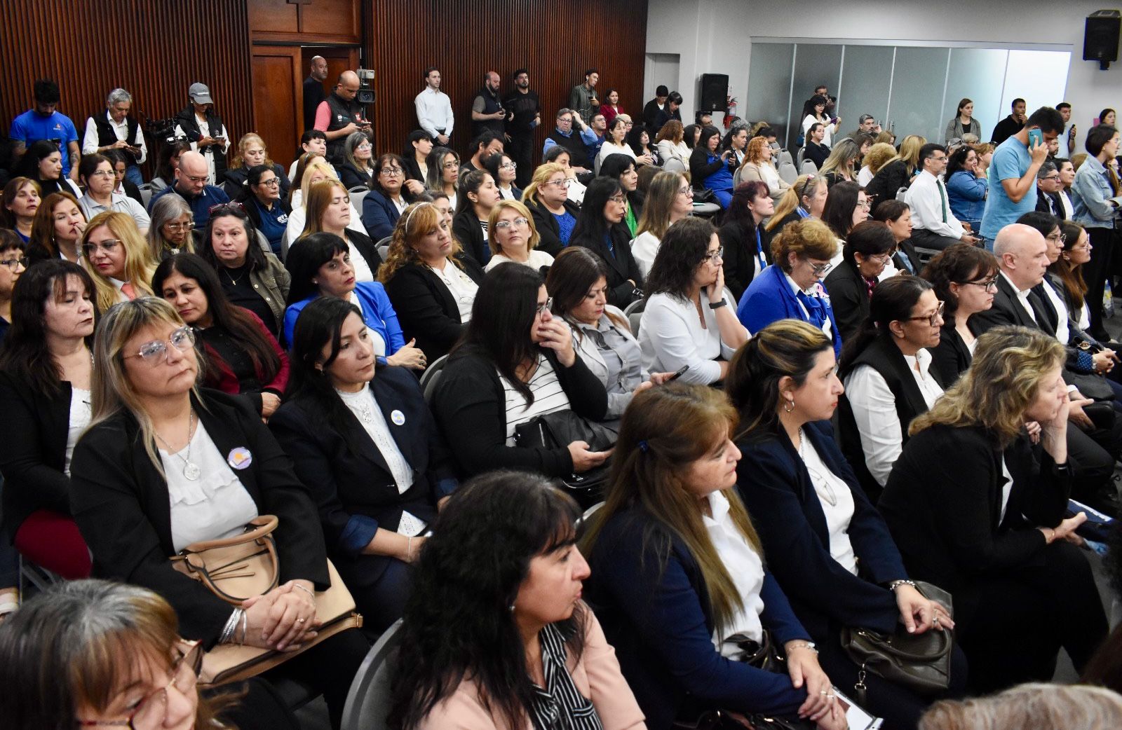 EL GOBERNADOR ZDERO ENTREGÓ LAS PRIMERAS TABLETS DEL PROGRAMA ESCUELAS ALFA EN RED PARA INTENSIFICAR APRENDIZAJES EN LECTURA Y ESCRITURA