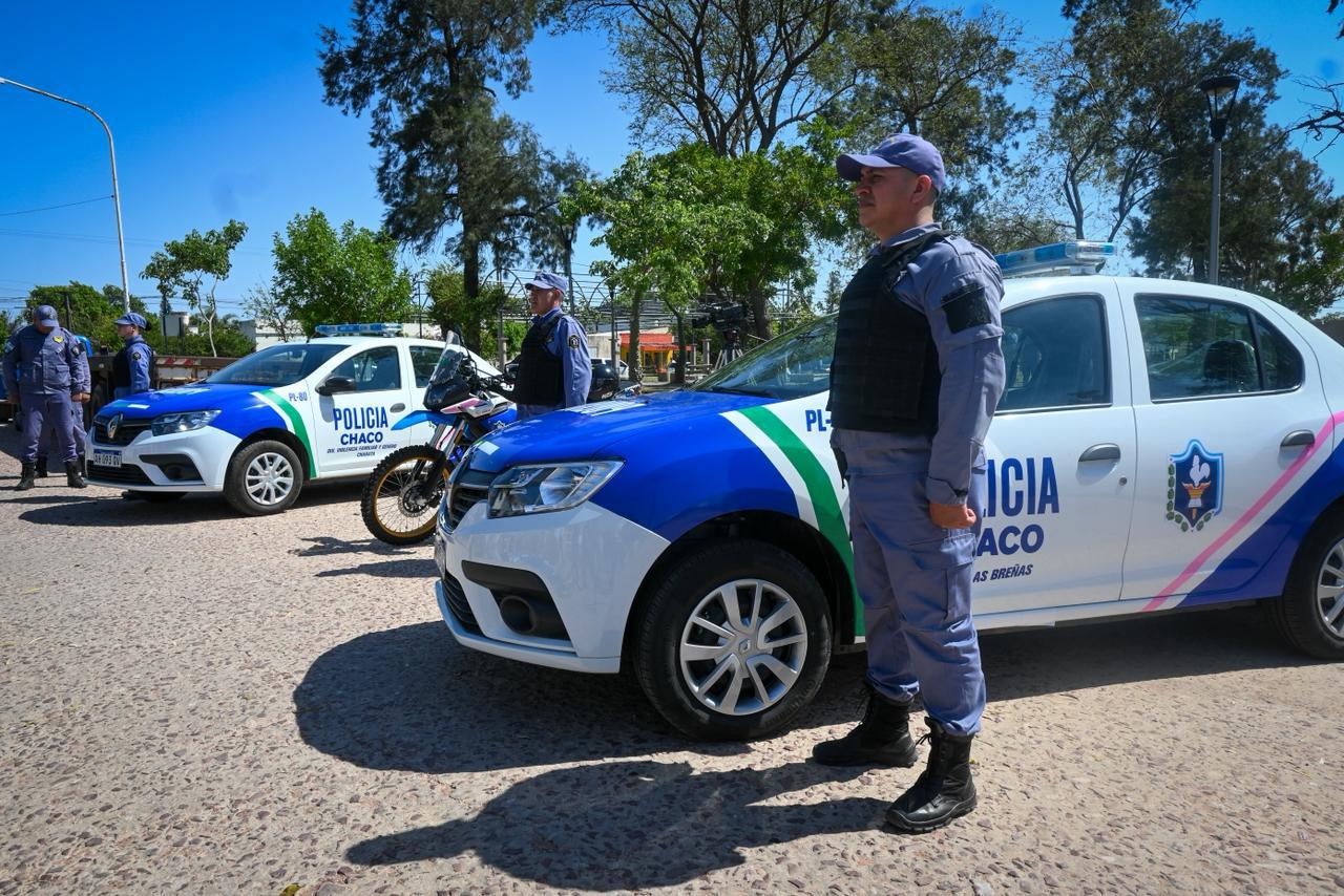 *MÁS SEGURIDAD: EL GOBERNADOR ZDERO ENTREGÓ NUEVOS VEHÍCULOS a LAS COMISARÍAS DE LAS BREÑAS Y CHARATA*