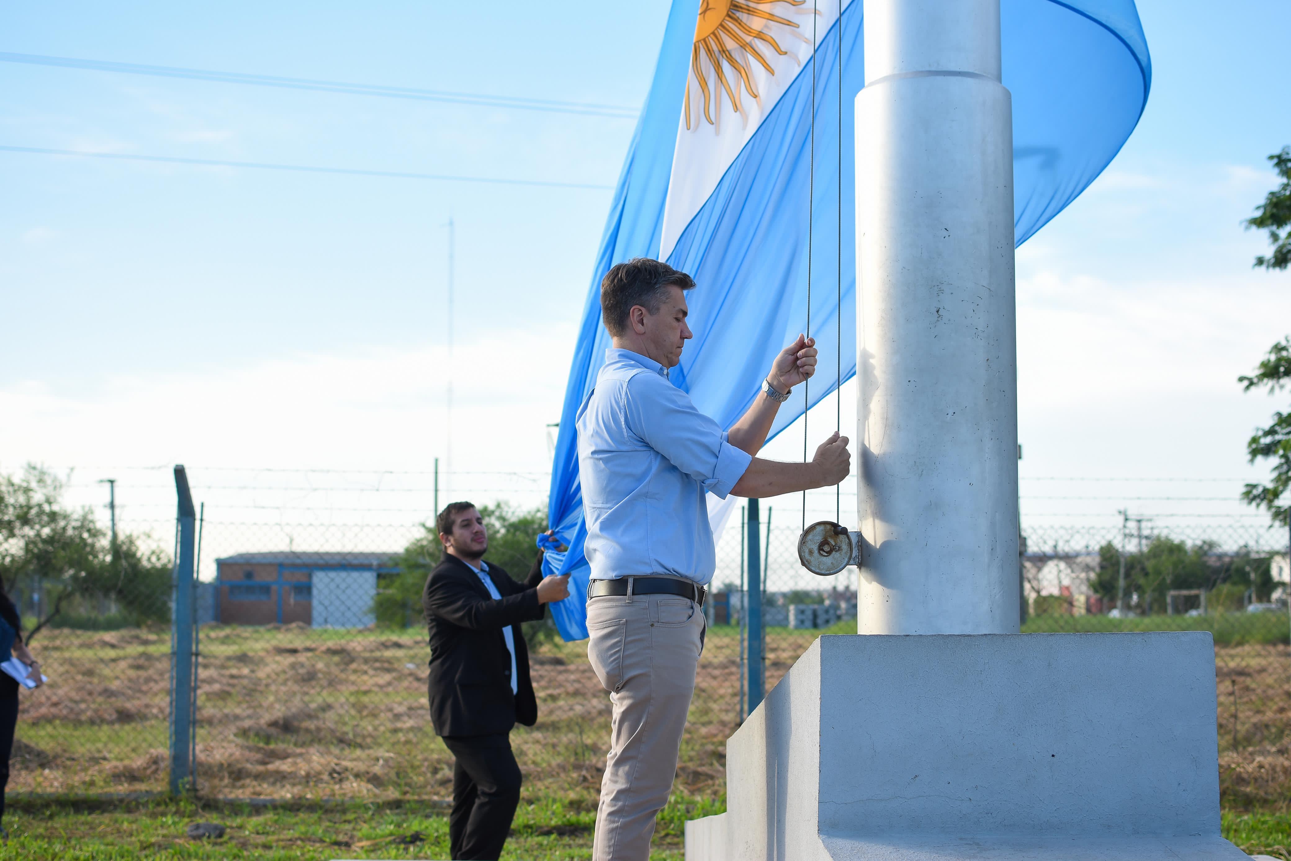 *EL GOBERNADOR ACOMPAÑÓ EL IZAMIENTO DE LA BANDERA NACIONAL EN VÍSPERAS DEL 42° DE LA GESTA DE MALVINAS*