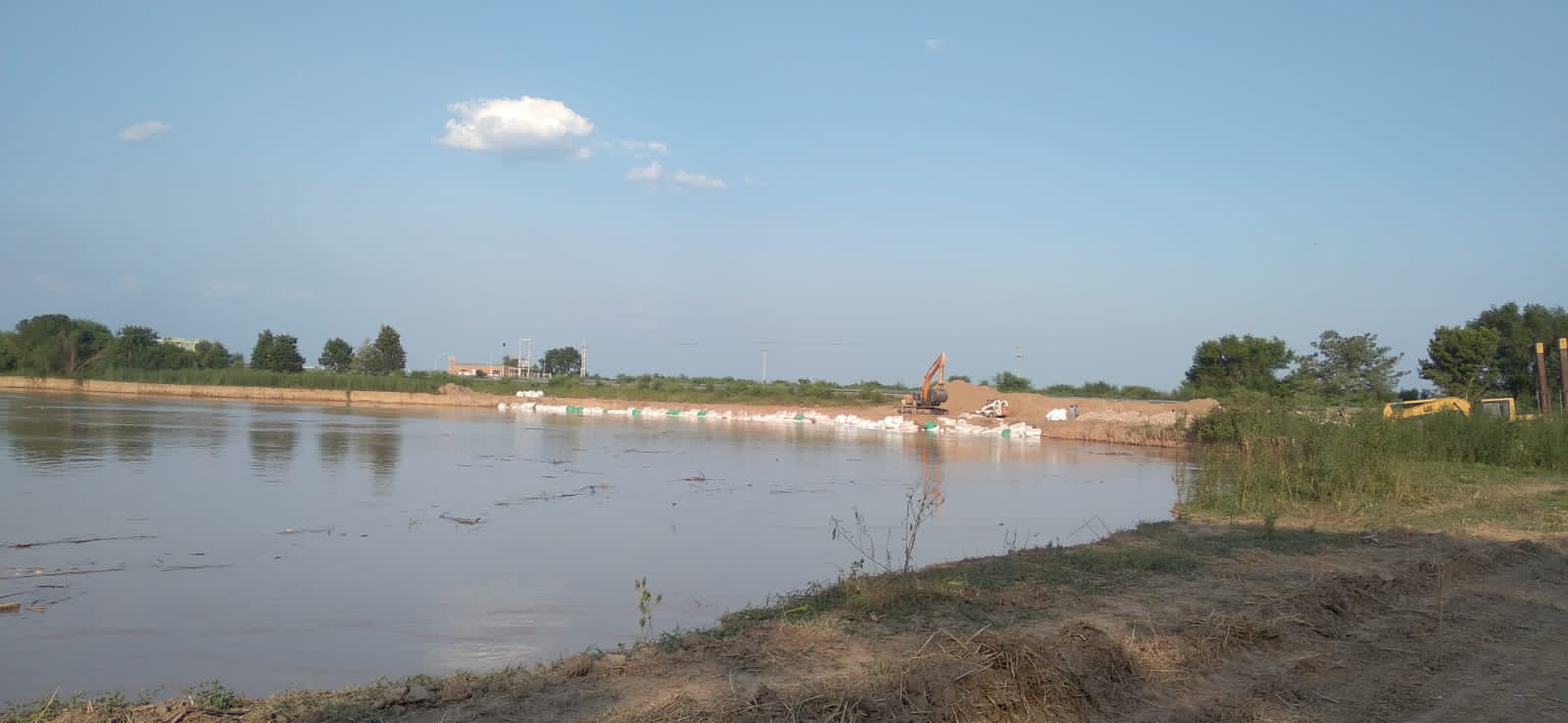 CRECIDA DEL BERMEJO: INTENSIFICAN TRABAJOS PARA PREVENIR LA EROSIÓN DEL RÍO EN LA COSTA LINDANTE A LA RUTA 95