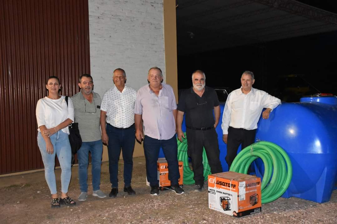 EL INTENDENTE PAPP ENTREGÓ 5 TANQUES DE AGUA Y 2 BOMBAS EN EL SECTOR DEL CONSORCIO LAS MORERAS