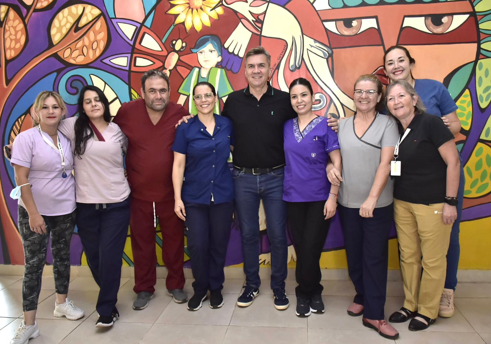 HOSPITAL PEDIÁTRICO: EL GOBERNADOR ZDERO SE ACERCÓ A SALUDAR A LOS TRABAJADORES