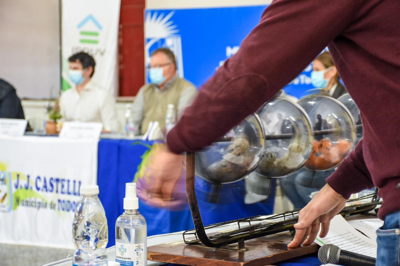 SORTEO DE VIVIENDAS EN CASTELLI: “TRANSPARENCIA Y OPORTUNIDAD, ES LO QUE QUEREMOS ASEGURAR A CADA POSTULANTE”, EXPRESÓ ARÉVALO