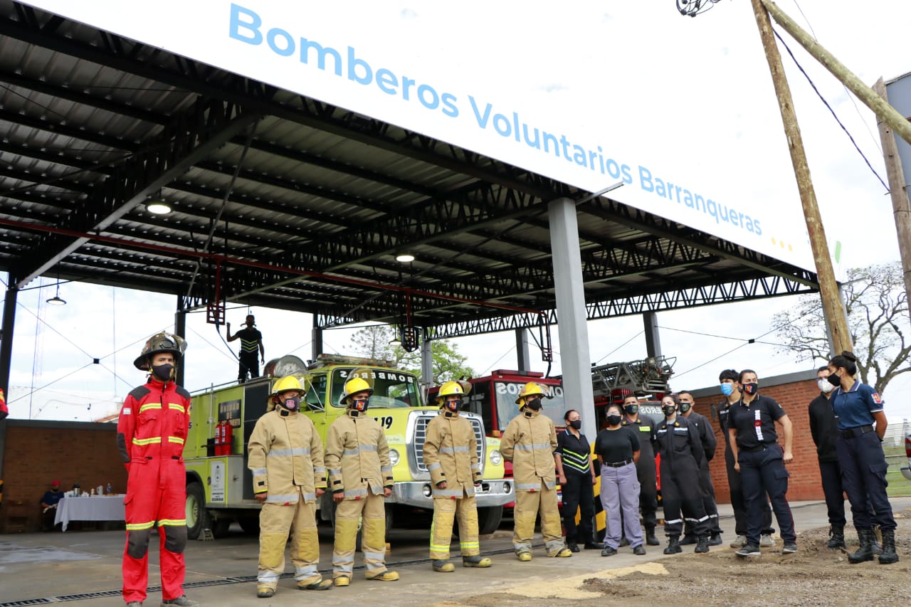 *Capitanich inauguró importantes obras en el primer cuartel de bomberos del Chaco*