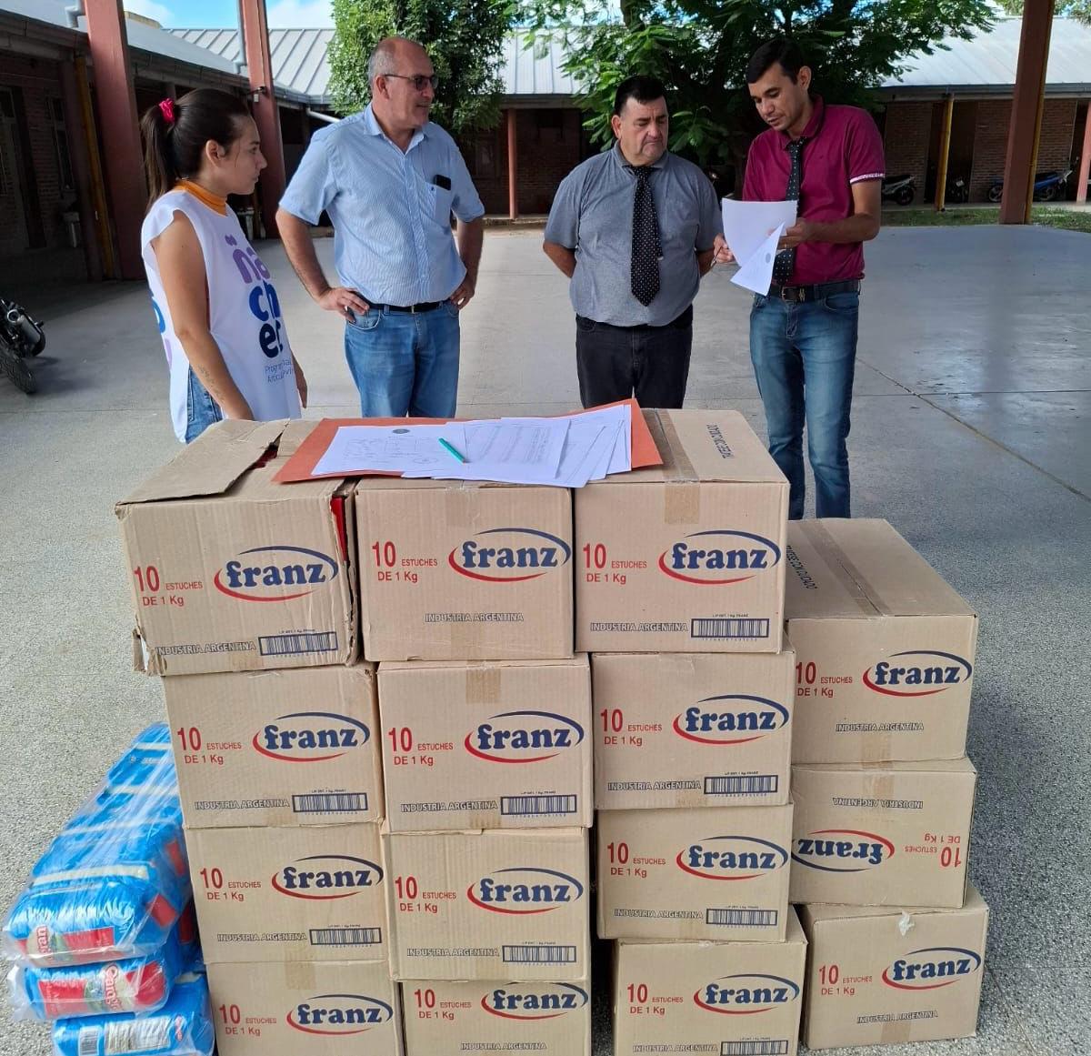 *LA LECHE LLEGÓ A LAS ESCUELAS DE EL IMPENETRABLE, ANTES DEL INICIO DE CLASES*