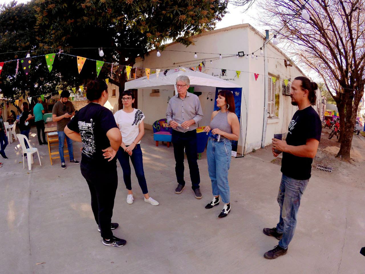 *Sager y Rach Quiroga recorrieron distintos puntos de Puerto Tirol donde trabajan artistas en la II Bienal de Muralismo y Arte Público*
