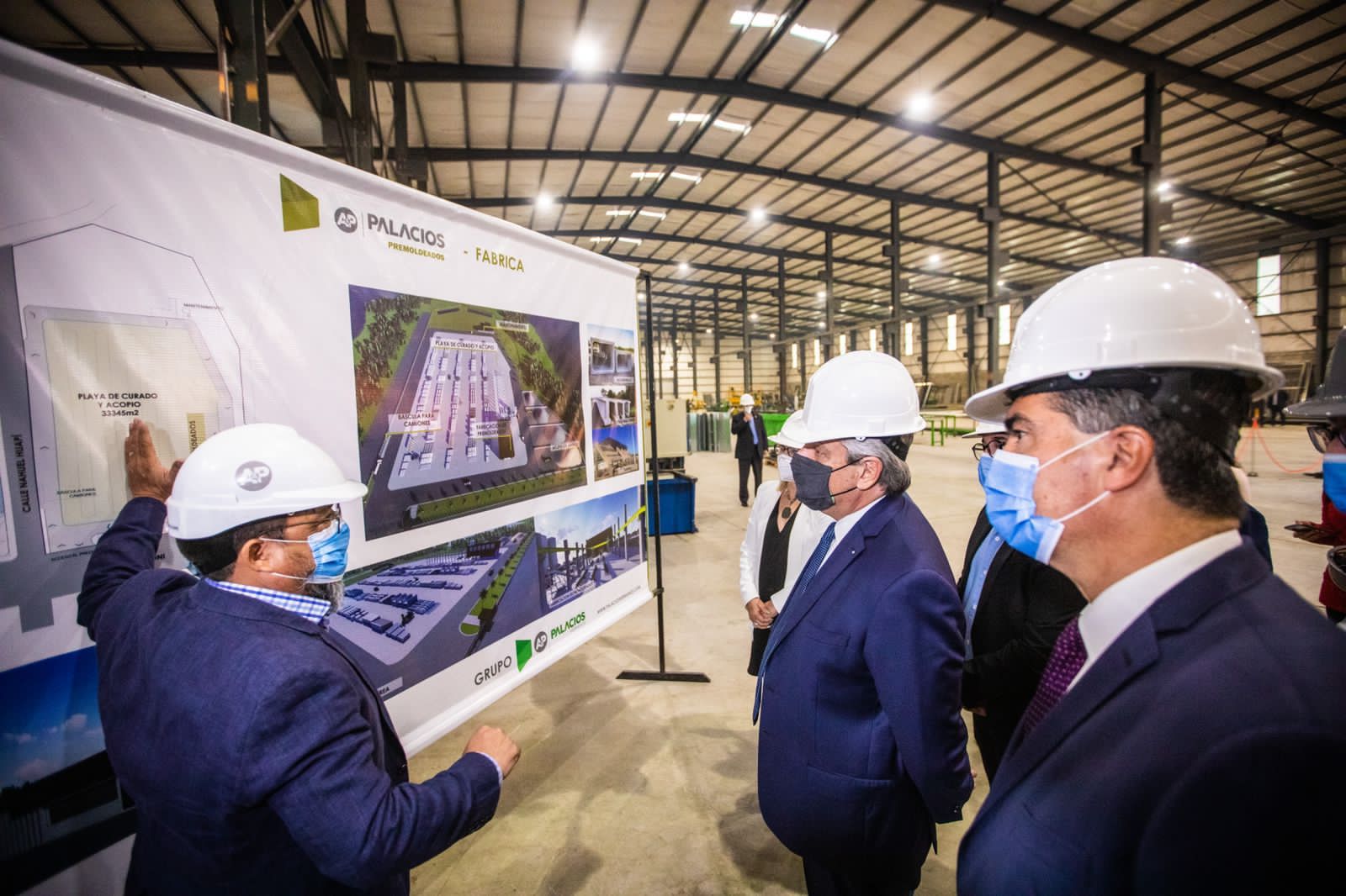 ALBERTO FERNÁNDEZ Y JORGE CAPITANICH ENCABEZARON EL ACTO POR EL DÍA DE LA INDUSTRIA Y RECORRIERON MUESTRA DE PRODUCCIONES CHAQUEÑAS  