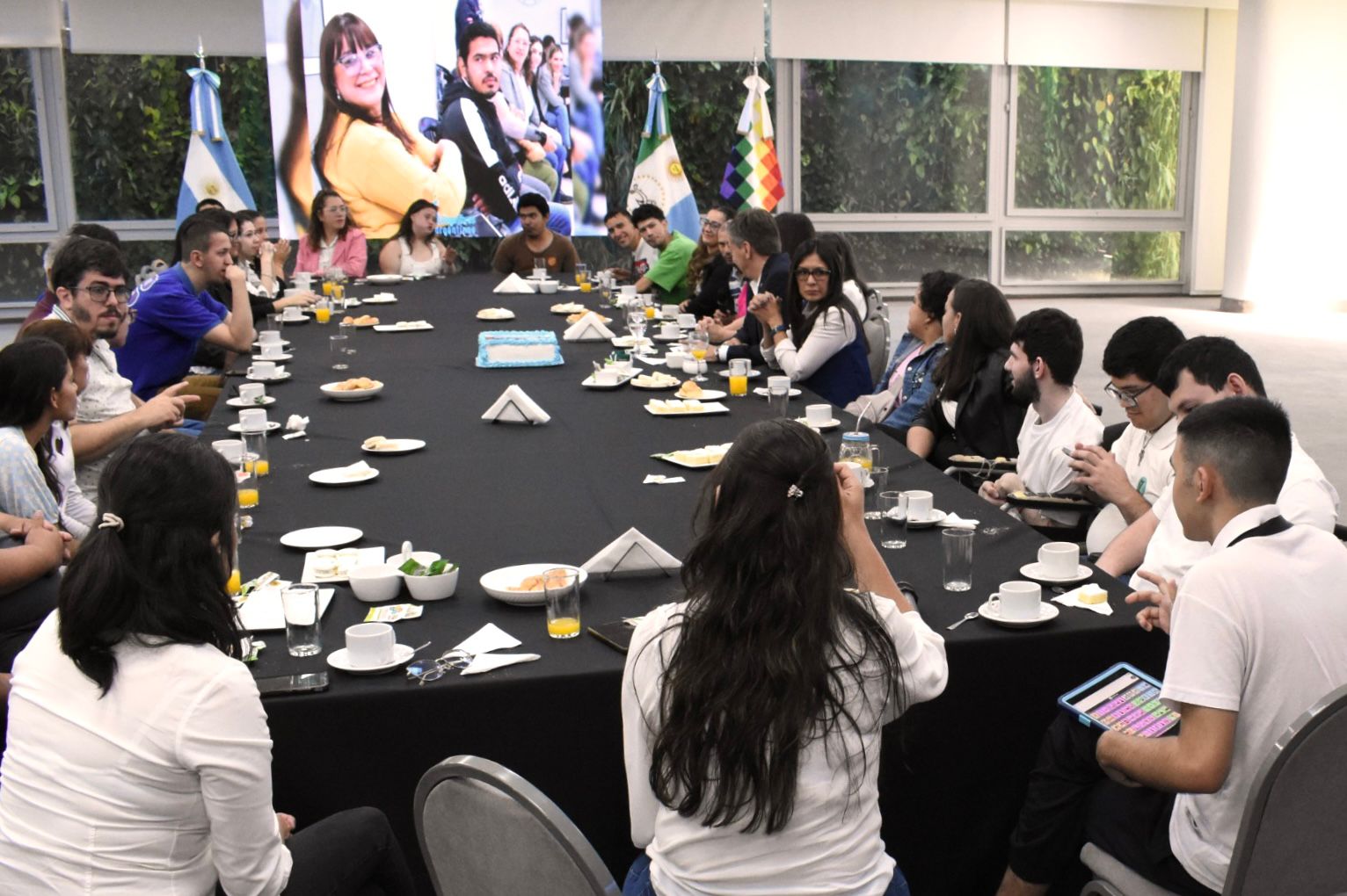 EL GOBERNADOR ZDERO JUNTO A PERSONAS CON DISCAPACIDAD COMPARTIERON UN ESPACIO DE DI&Aacute;LOGO, EN EL MARCO DEL 3 DE DICIEMBRE