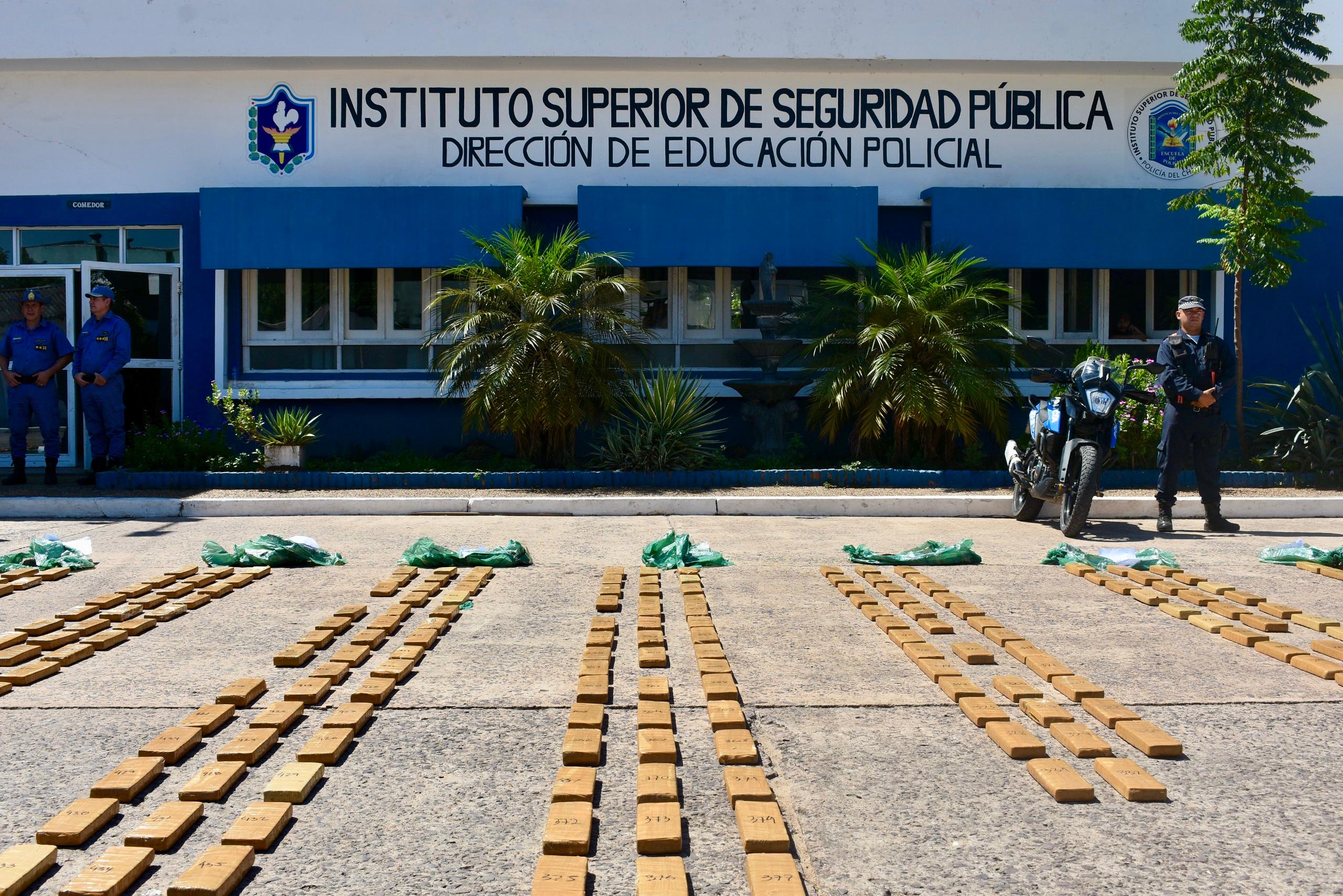 *-CHACO SEGURO-*   *NUEVO GOLPE AL NARCOTRÁFICO: SE INCAUTÓ MÁS DE 700 KILOS DE MA RIHUANA EN EL ACCESO A LAPACHITO*