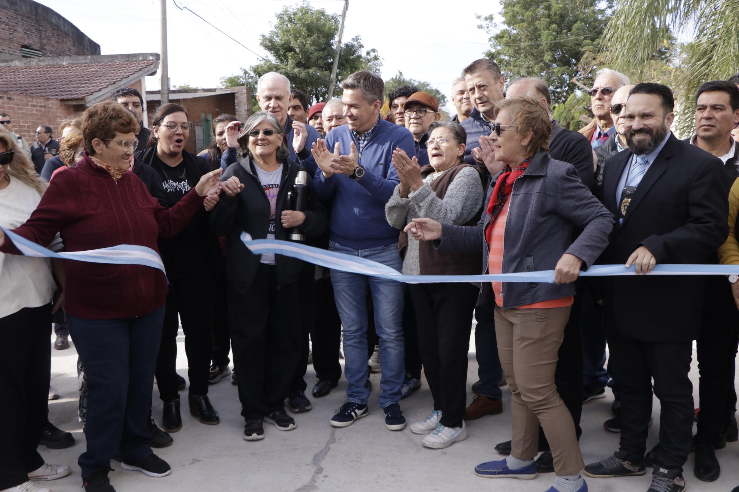 TRABAJO CONJUNTO ENTRE EL GOBIERNO PROVINCIAL Y LA MUNICIPALIDAD DE RESISTENCIA: SE INAUGURARON HOY 31 CUADRAS DE PAVIMENTO