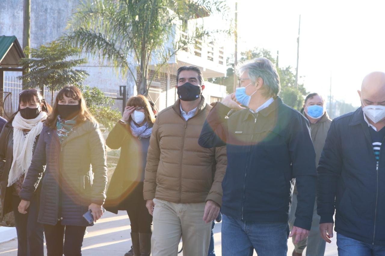 PAVIMENTO URBANO: CAPITANICH INAUGURÓ SIETE CUADRAS EN PUERTO TIROL CON UNA INVERSIÓN DE 28 MILLONES DE PESOS  