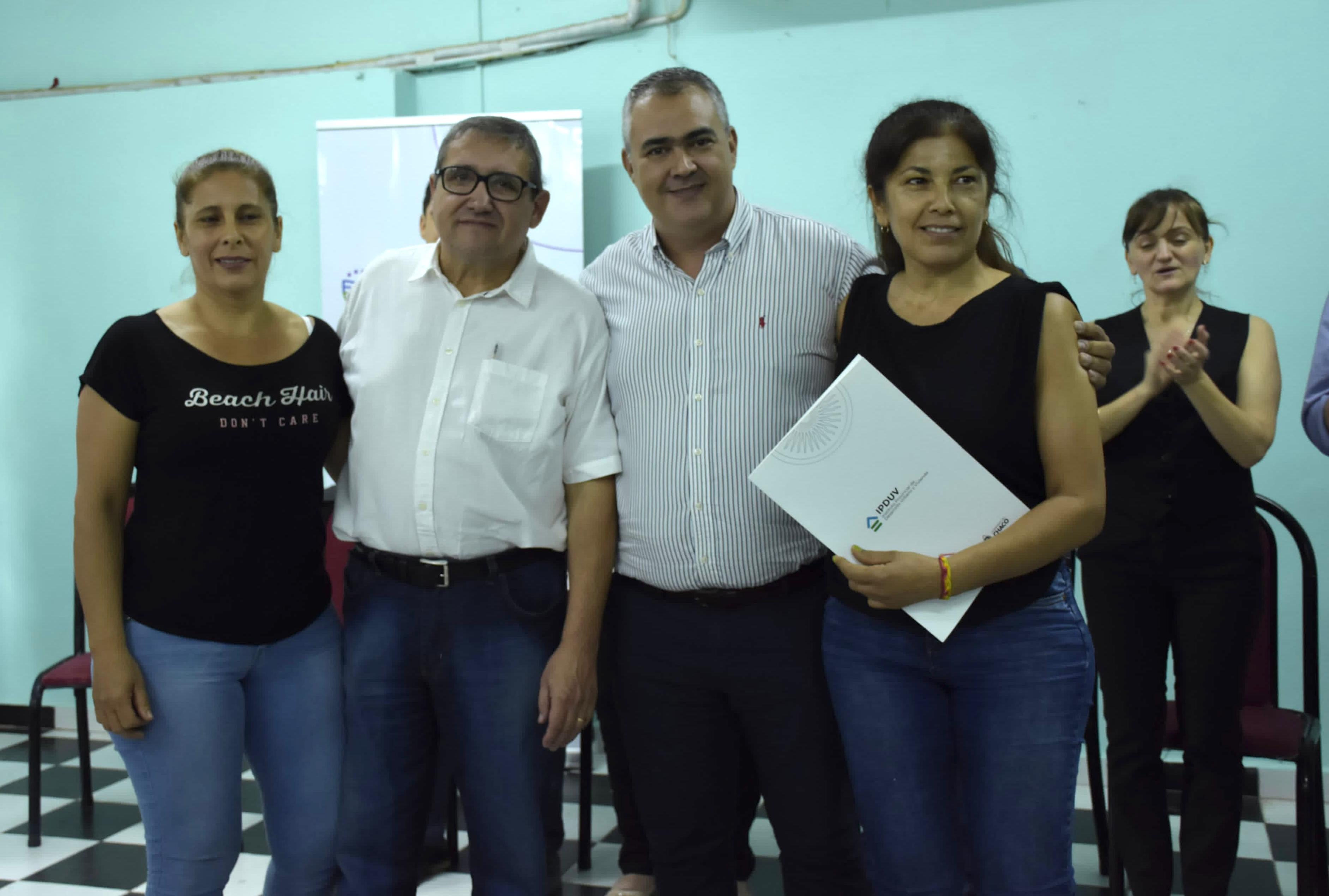 *EL GOBERNADOR ZDERO ENTREGÓ TÍTULOS DE PROPIEDAD A VECINOS DE 8 BARRIOS, EN PINEDO.*