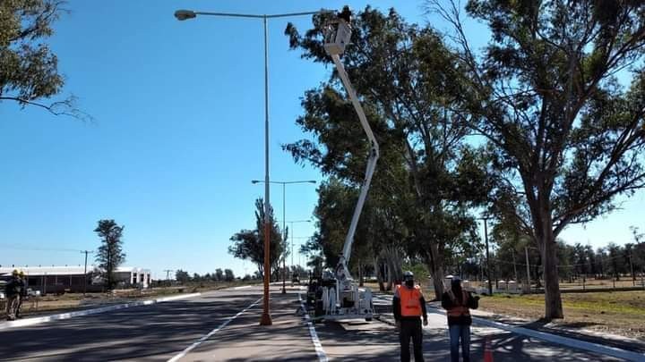 EL MUNICIPIO CONTINÚA CON LOS RECAMBIOS DE LUCES Y LA COLOCACIÓN DE NUEVOS SEMÁFOROS