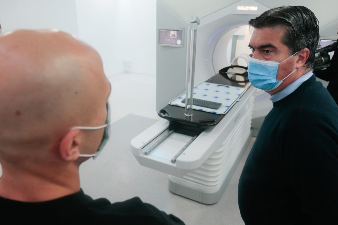 PACIENTES ONCOLÓGICOS: CAPITANICH Y GINOCCHI PUSIERON EN MARCHA UN NUEVO EQUIPO DE RADIOTERAPIA Y HABILITARON LAS REFACCIONES DEL INSTITUTO RADIOLÓGICO 