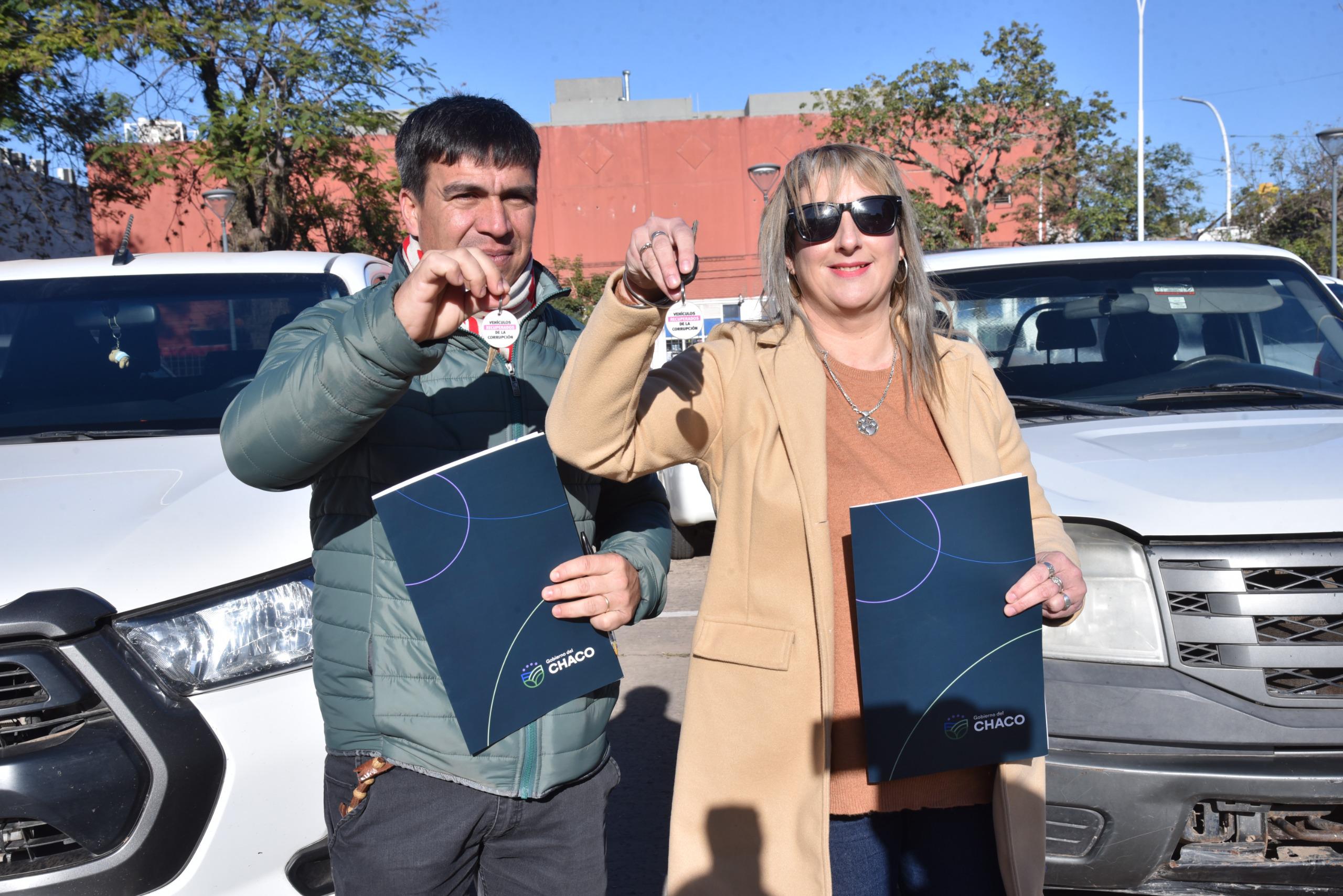 *EL GOBIERNO PROVINCIAL ENTREGÓ VEHÍCULOS RECUPERADOS A LOS MUNICIPIOS DE LA VERDE Y COLONIA POPULAR*