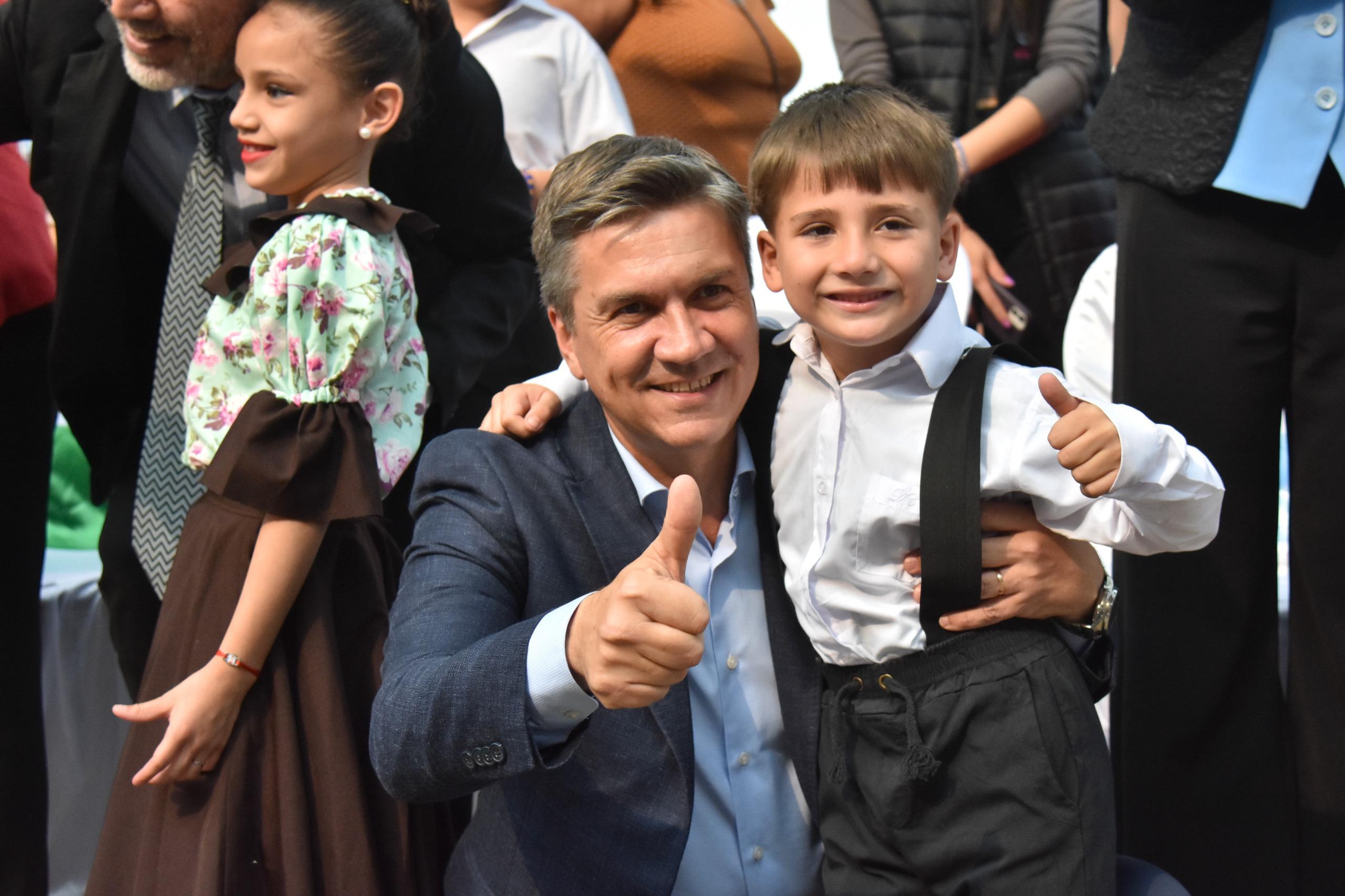 136º ANIVERSARIO DE PUERTO TIROL: EL GOBERNADOR ZDERO CELEBRÓ JUNTO A LA COMUNIDAD CON LA INAUGURACIÓN DE PAVIMENTO Y ENTREGA DE TÍTULOS DE PROPIEDAD.