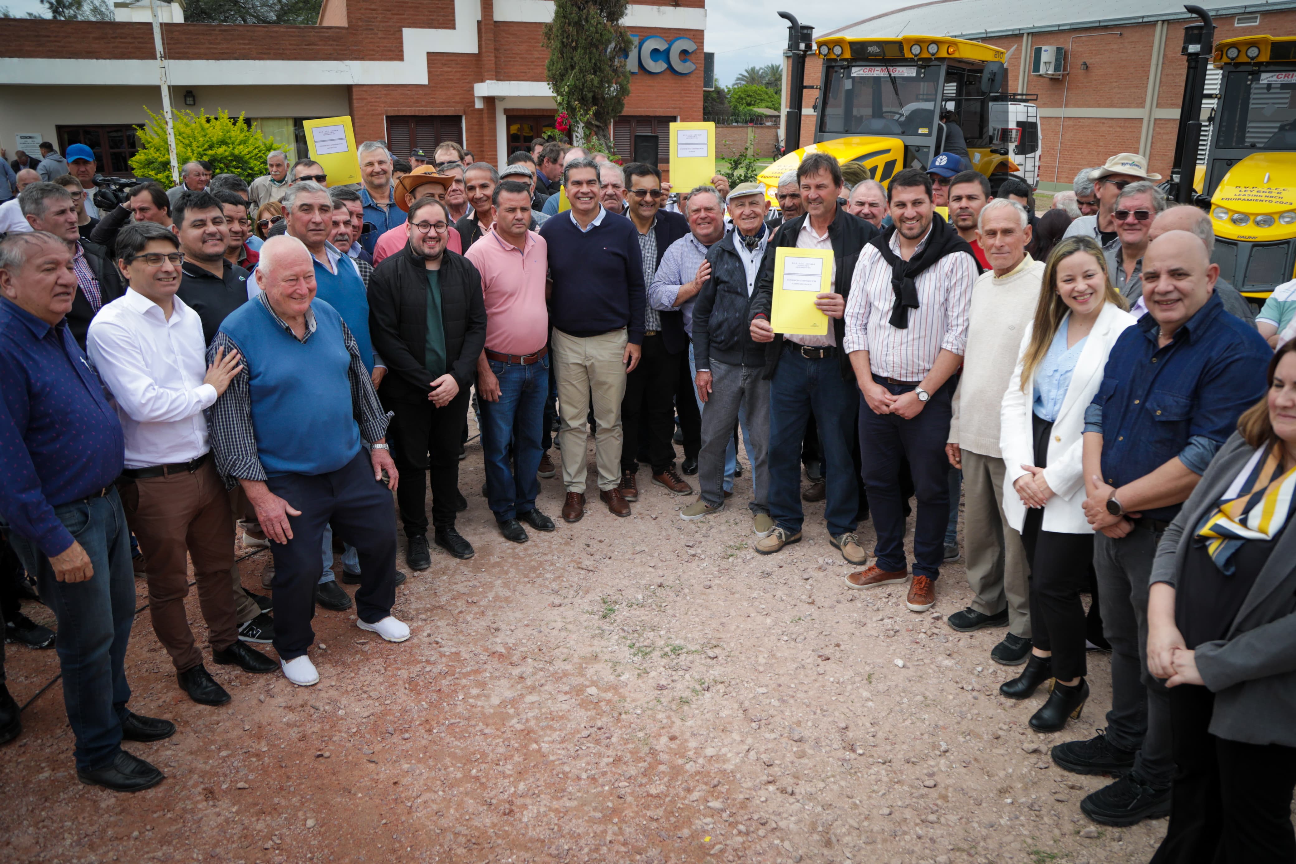 *EN EL DÍA DEL AGRICULTOR, EL GOBIERNO EQUIPÓ CON 16 NUEVOS TRACTORES A CONSORCIOS CAMINEROS*
