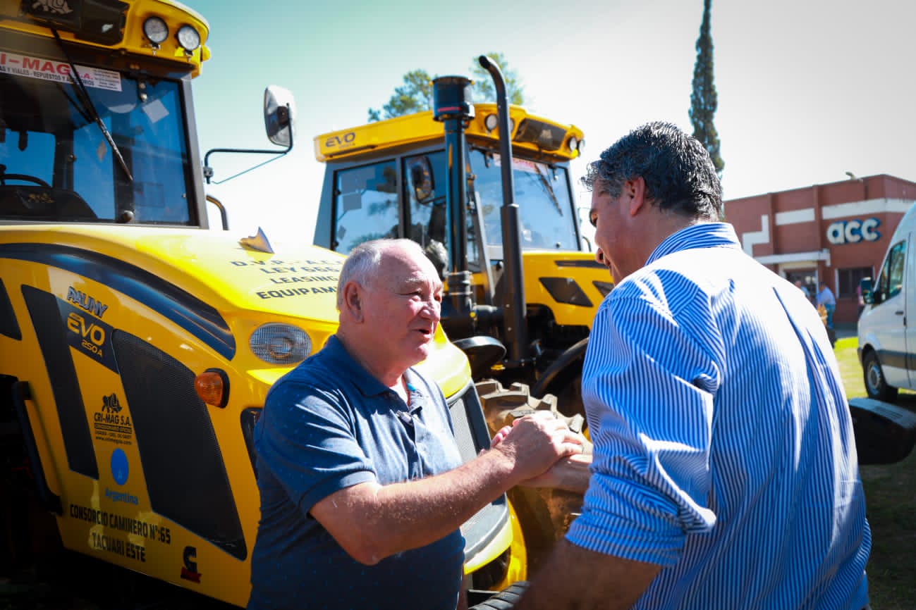 *CAPITANICH ENTREGÓ 16 NUEVOS TRACTORES A LOS CONSORCIOS CAMINEROS DE LA PROVINCIA*