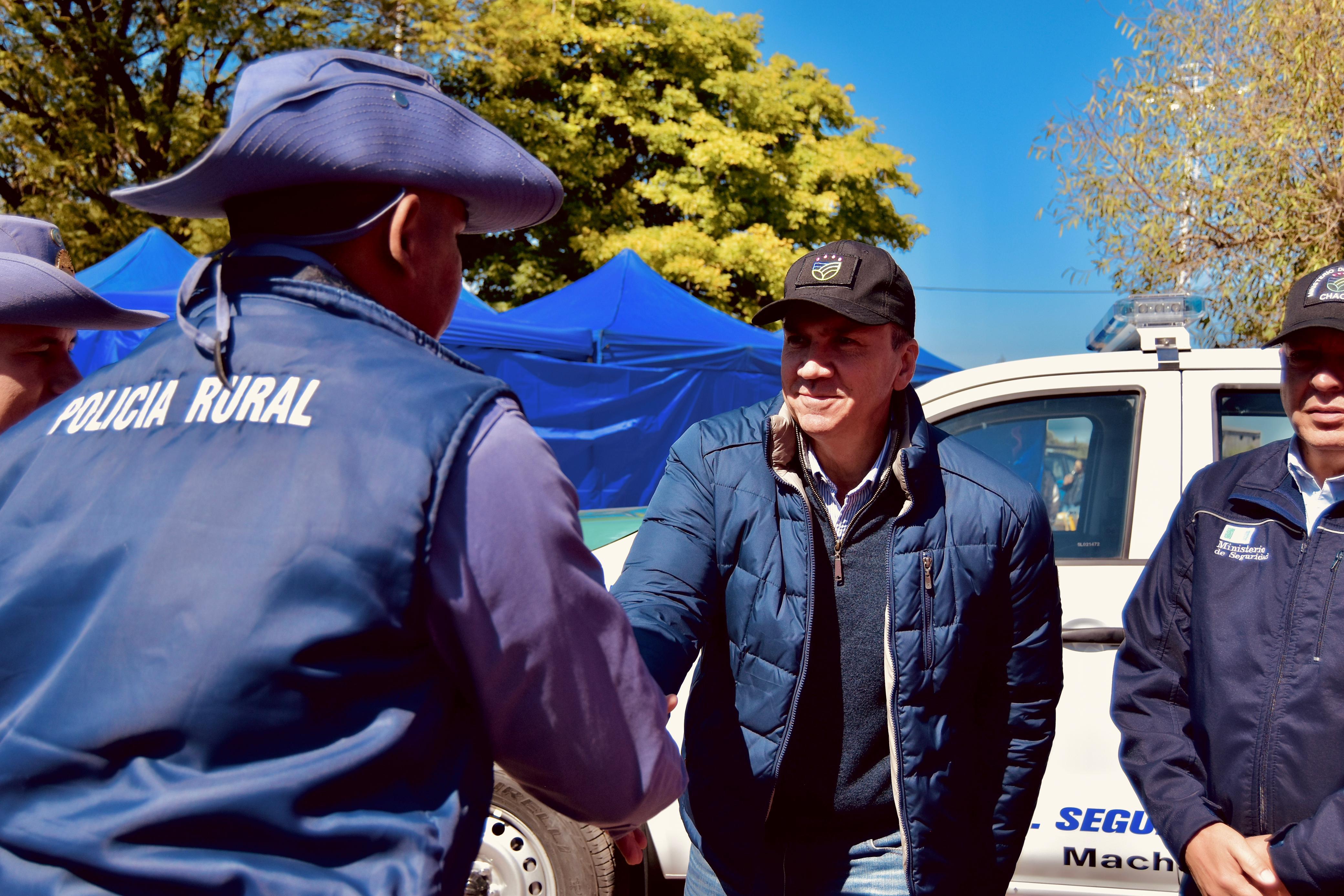 PLAN CHACO SEGURO: EL GOBERNADOR ZDERO ENTREGÓ UN NUEVO VEHÍCULO PARA LA POLICÍA RURAL DE MACHAGAI