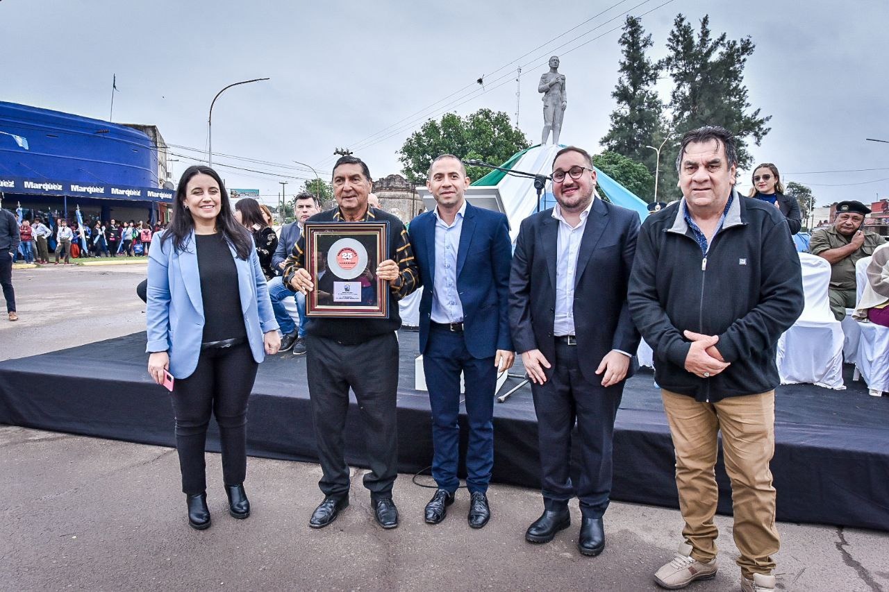 *EN EL 102° ANIVERSARIO DE PLAZA EL GOBIERNO ENTREGÓ TÍTULOS DE PROPIEDAD Y CÁMARAS DE SEGURIDAD*