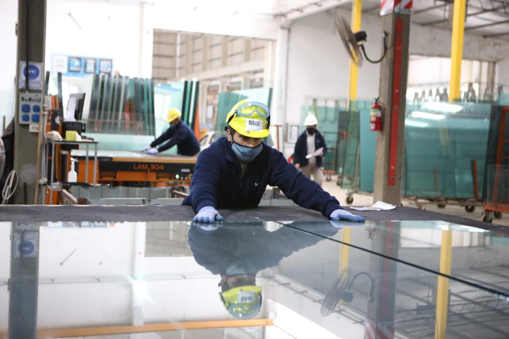 LA INDUSTRIA CHAQUEÑA SIGUE CRECIENDO CON EL ESTADO: CONTACTO SA INICIÓ NUEVAS LÍNEAS DE PRODUCCIÓN DE VIDRIOS
