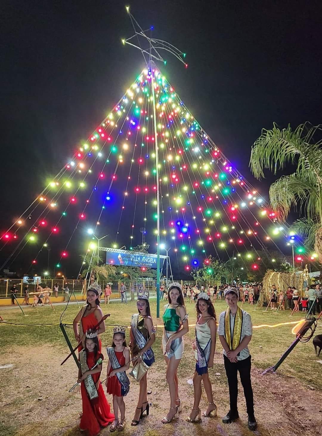 CON GRAN ACOMPAÑAMIENTO DE LA COMUNIDAD,  SE REALIZÓ EL ENCENDIDO DE LUCES DEL ÁRBOL NAVIDEÑO GIGANTE
