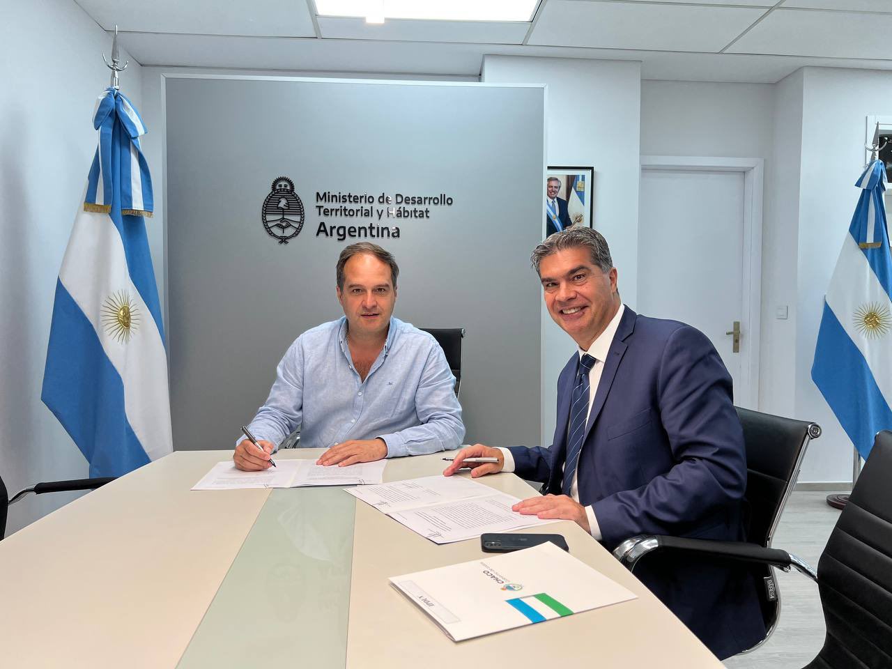 *EL GOBERNADOR RUBRICÓ CONVENIOS PARA DINAMIZAR LA EJECUCIÓN DE OBRAS HABITACIONALES LA PROVINCIA*