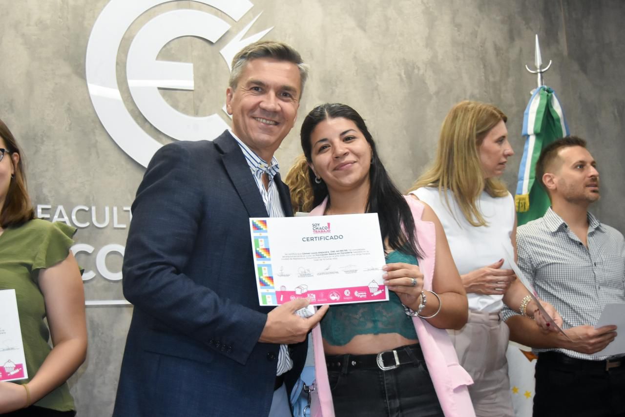 *CAPACITACIONES EN OFICIOS: EL GOBERNADOR ZDERO ACOMPA&Ntilde;&Oacute; LA ENTREGA DE CERTIFICADOS DE SOY CHACO*