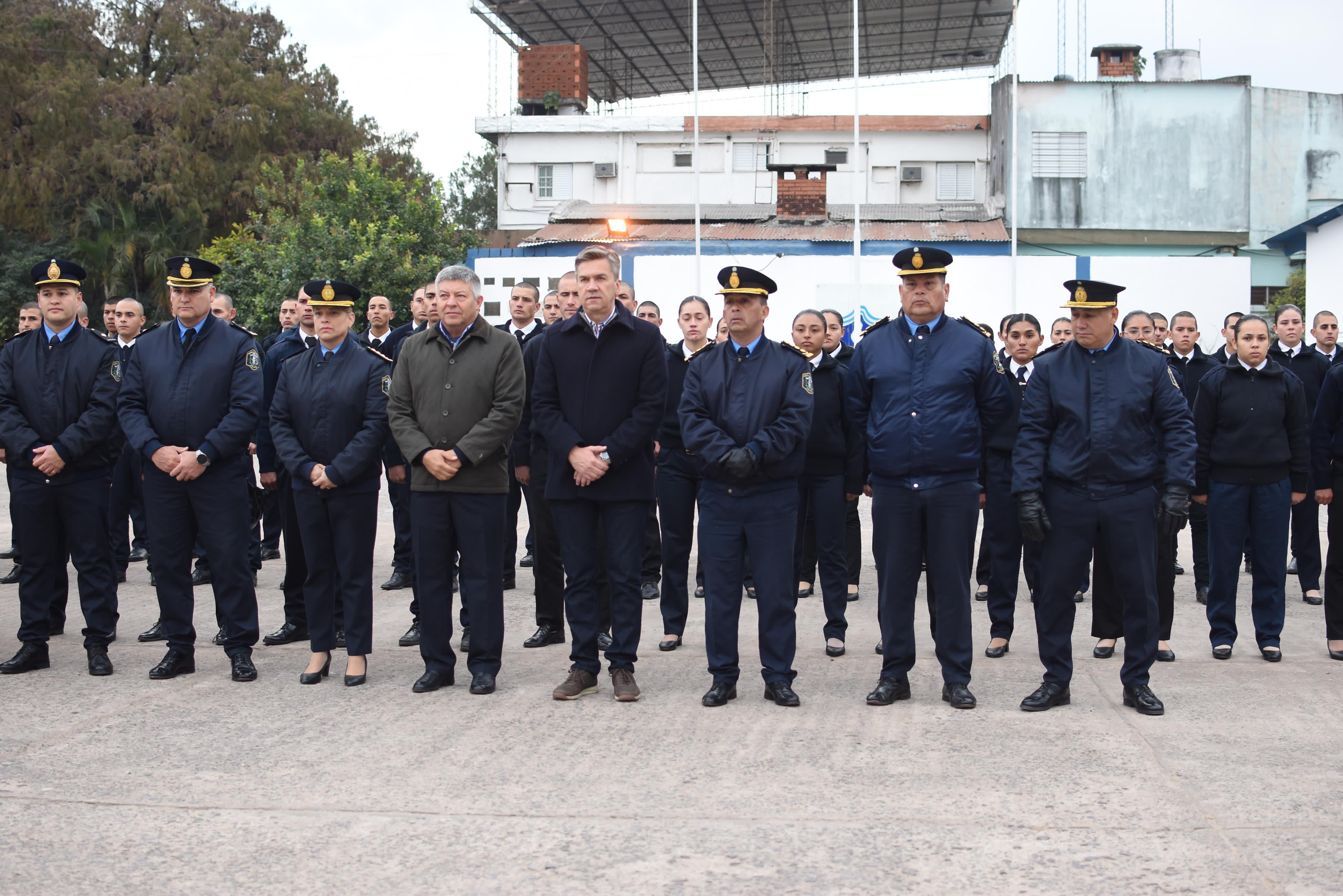 *EL GOBERNADOR ZDERO ENTREGÓ UNIFORMES A FUTUROS AGENTES DE LA POLICÍA DEL CHACO