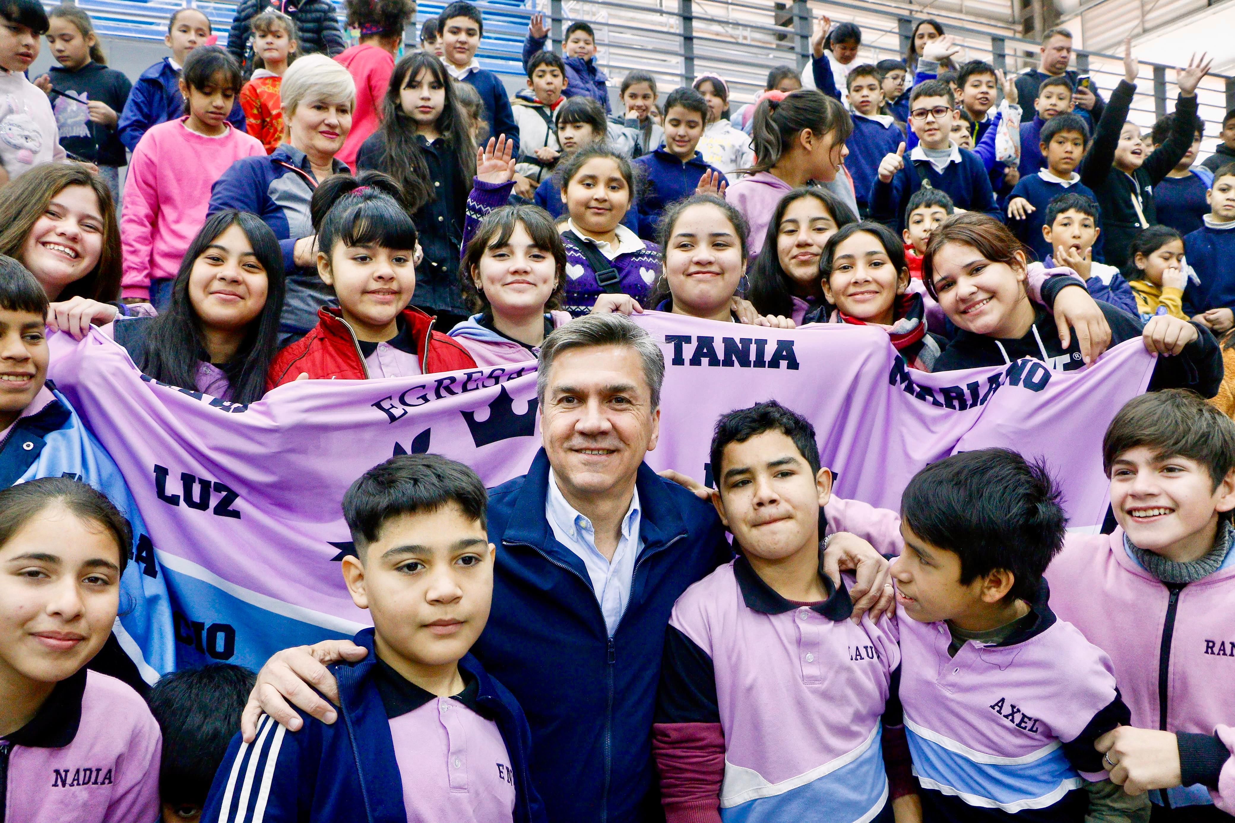 EL GOBERNADOR ZDERO ENTREGÓ ELEMENTOS DEPORTIVOS A LOS 36 CENTROS DE EDUCACIÓN FÍSICA DE LA PROVINCIA
