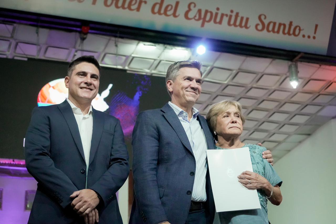 RESISTENCIA: EL GOBERNADOR ZDERO ENTREG&Oacute; LA ESCRITURA DE PROPIEDAD A LA IGLESIA DE JESUCRISTO