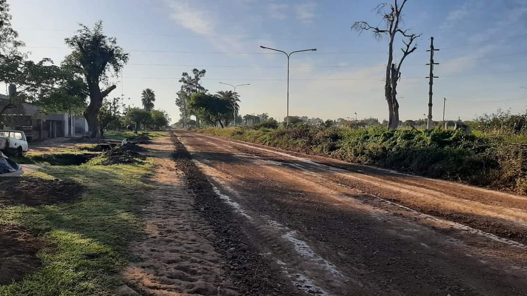 VILLA ANGELA: EL MUNICIPIO AVANZA CON PAVIMENTO, BACHEO Y RIPIO