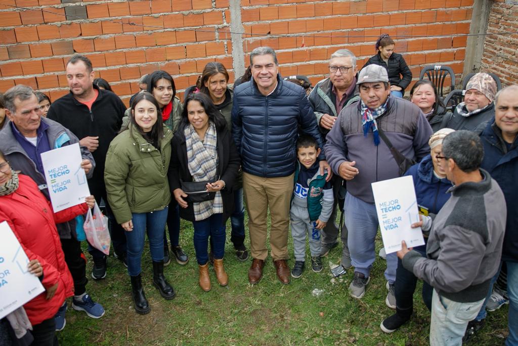 *CAPITANICH ENTREGÓ TARJETAS TUYA A 35 A FAMILIAS CHAQUEÑAS PARA REALIZAR OBRAS EN SUS HOGARES*