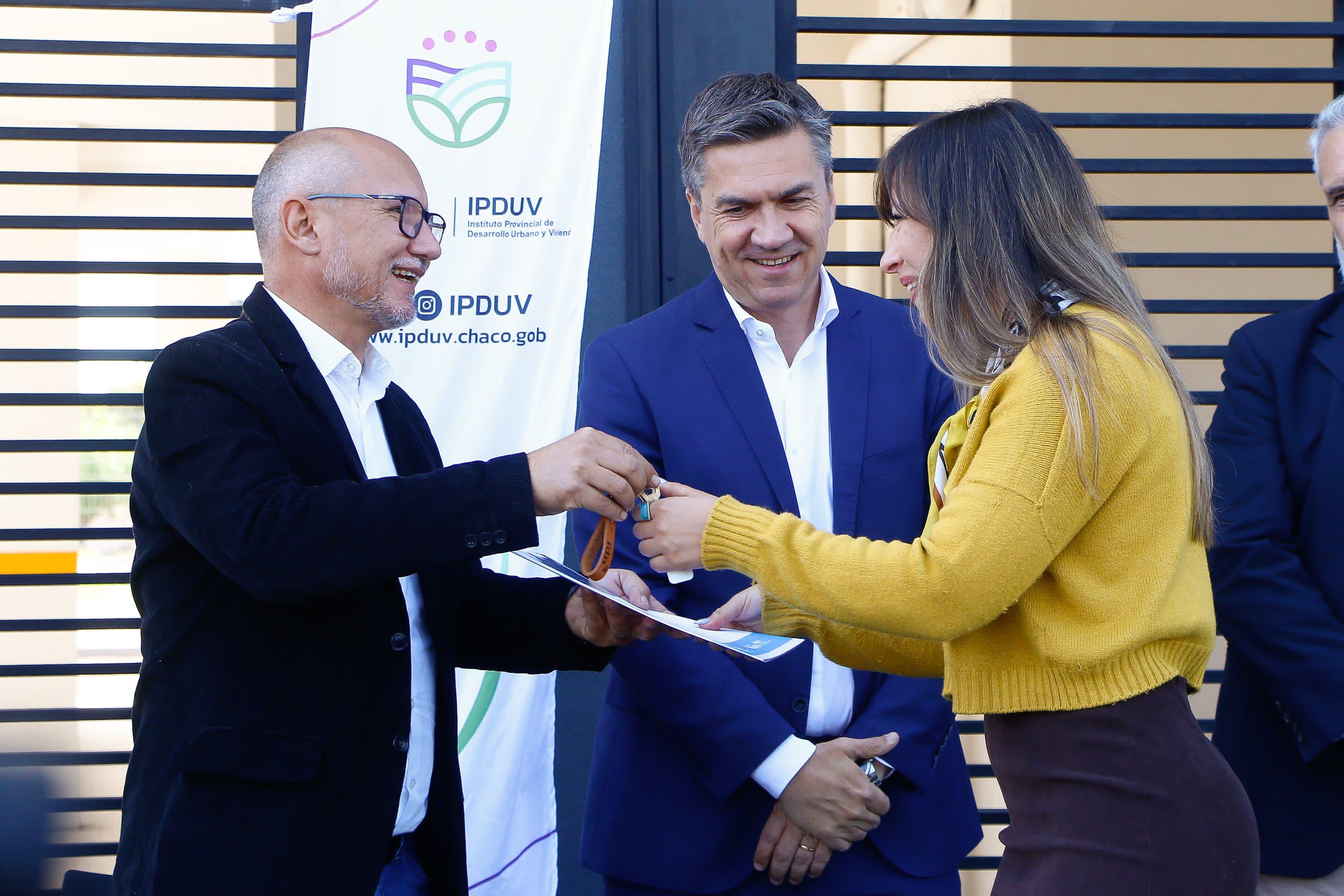 *MI HOGAR III: EL GOBERNADOR ZDERO ENTREGÓ LAS LLAVES DE 24 DEPARTAMENTOS A FAMILIAS DE RESISTENCIA*