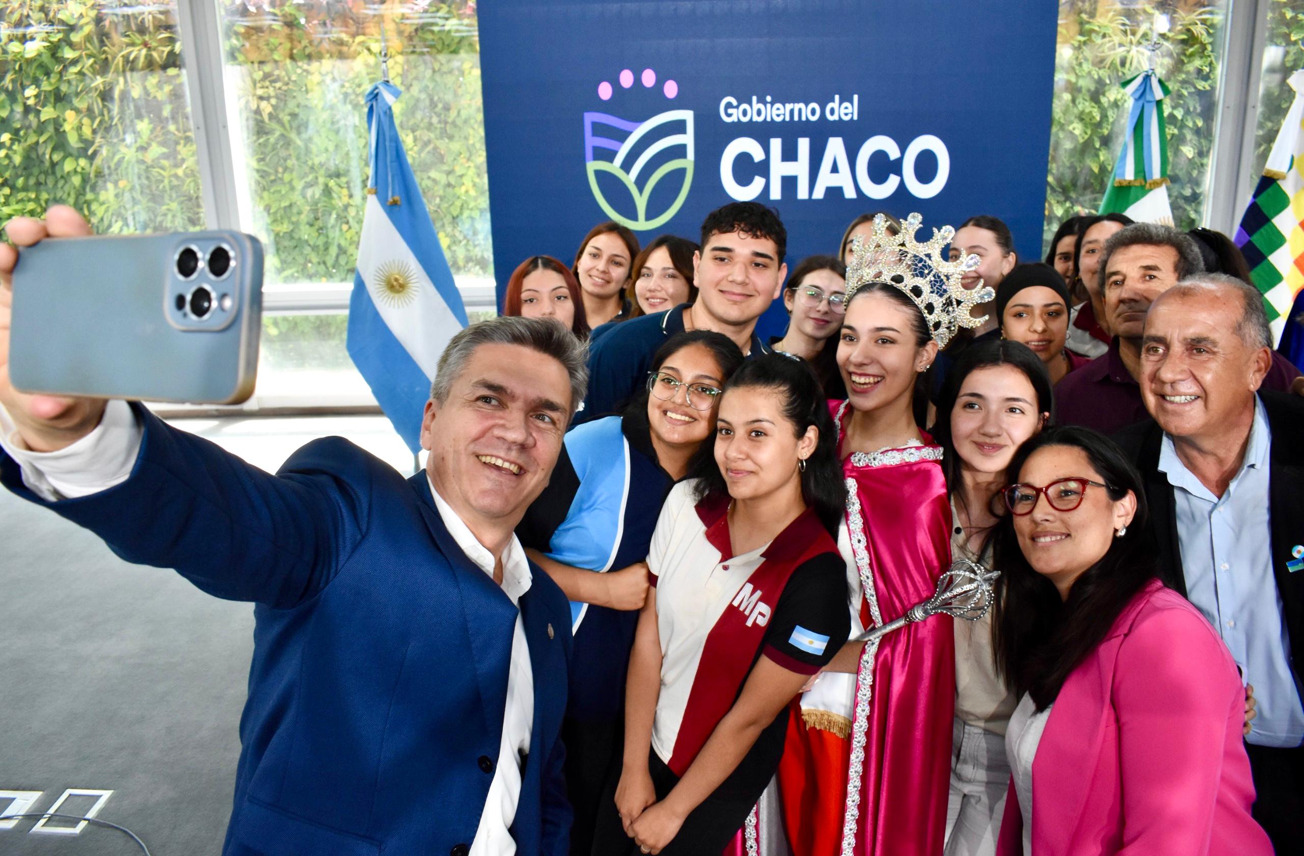 *EL GOBERNADOR ZDERO ACOMPAÑÓ EL LANZAMIENTO DEL 68° DESFILE DE CARROZAS ESTUDIANTILES EN LAS BREÑAS*