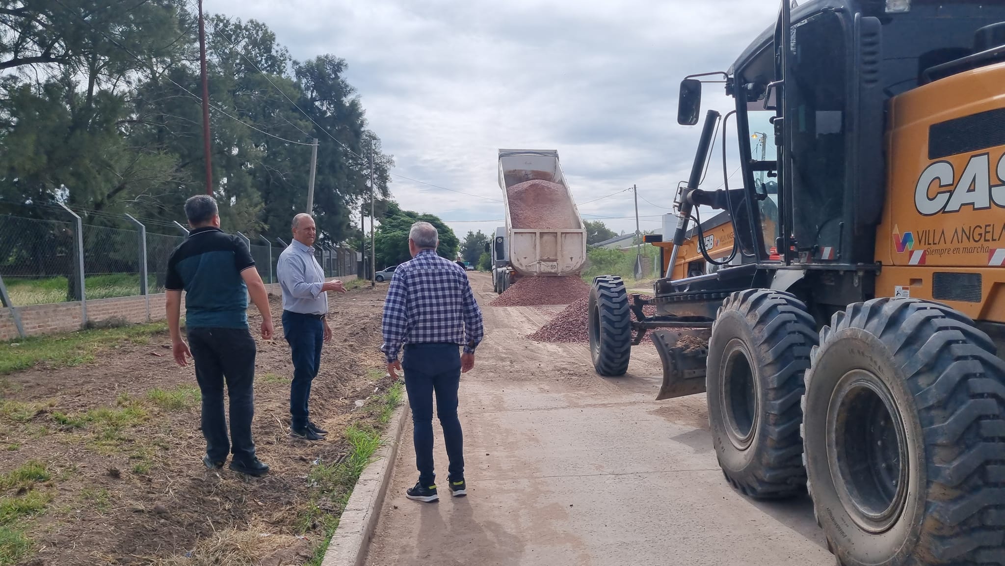 LA MUNICIPALIDAD DE VILLA ÁNGELA CONTINÚA CON LA COLOCACIÓN DE RIPIO EN CALLE LOS ANDES