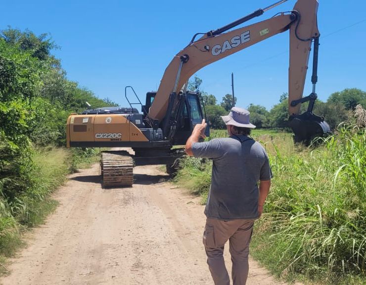 *APA Y VIALIDAD PROVINCIAL EJECUTAN TAREAS DE SANEAMIENTO EN EL CANAL III DEL BAJO HONDO GRANDE*