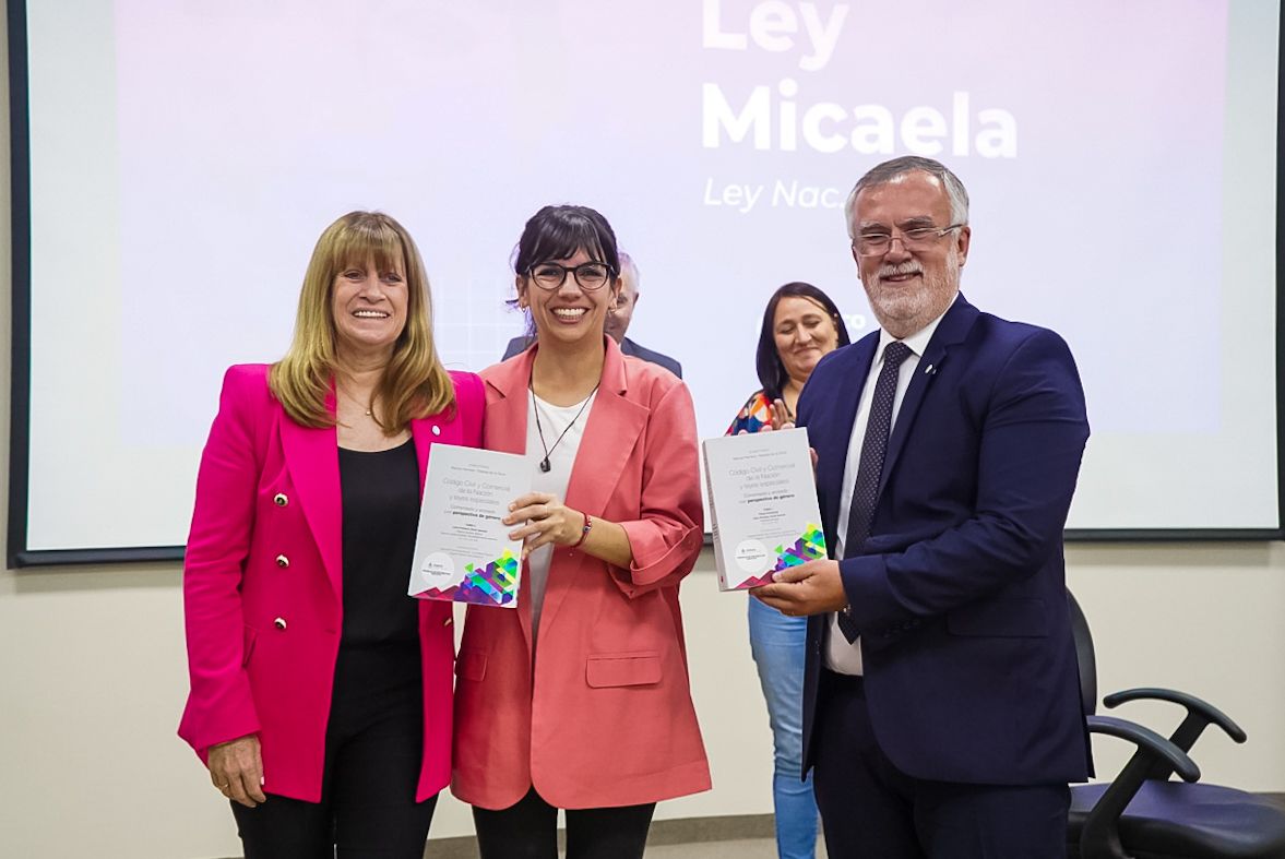 *EN CHARATA Y VILLA ÁNGELA, EL GOBIERNO ENTREGÓ BIBLIOGRAFÍA CON PERSPECTIVA DE GÉNERO AL PODER JUDICIAL*