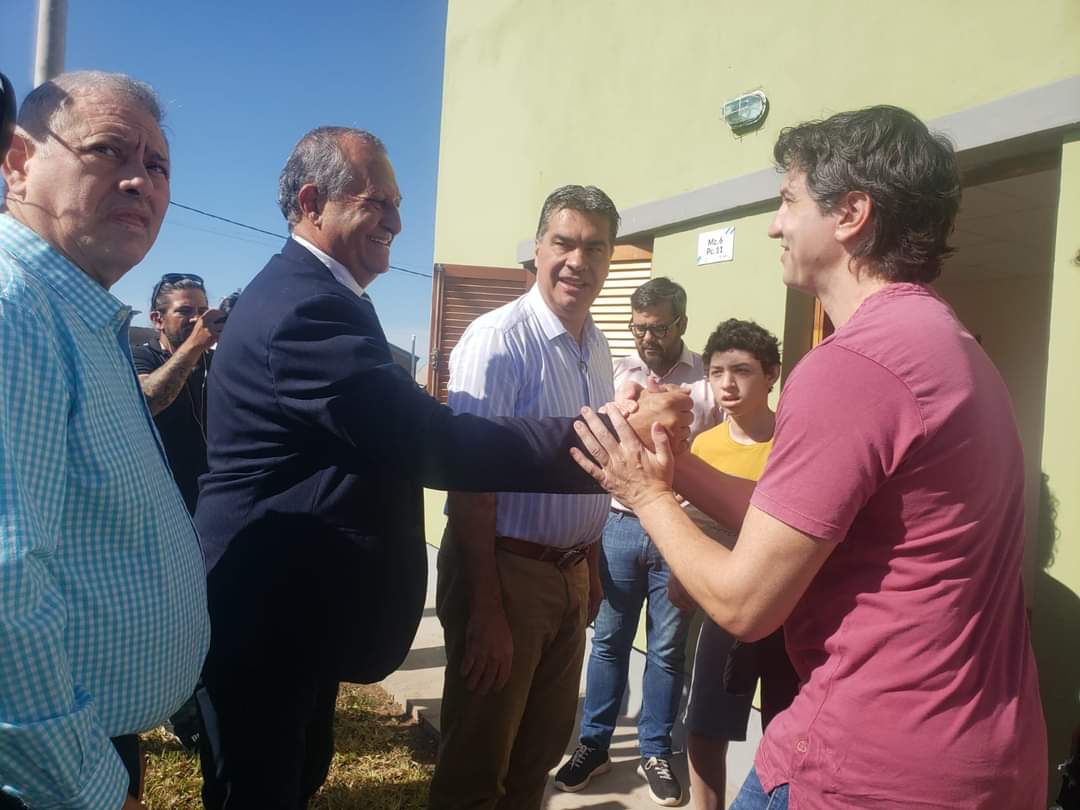 EL INTENDENTE PAPP ACOMPAÑÓ AL GOBERNADOR CAPITANICH EN LA ENTREGA DE 25 VIVIENDAS
