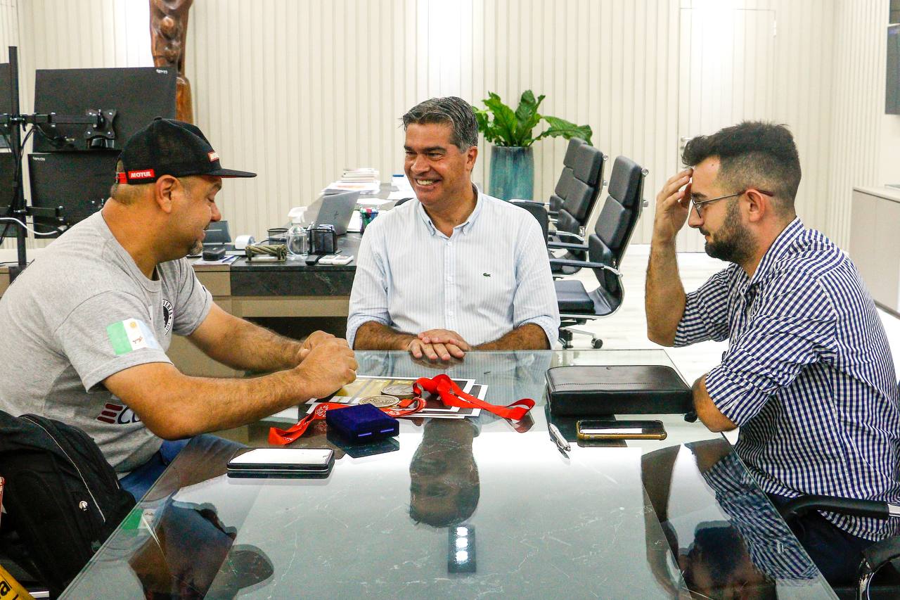 *CAPITANICH RECIBIÓ AL PILOTO CHAQUEÑO CARLOS VERZA LUEGO DE SU PARTICIPACIÓN EN EL DAKAR 2023*