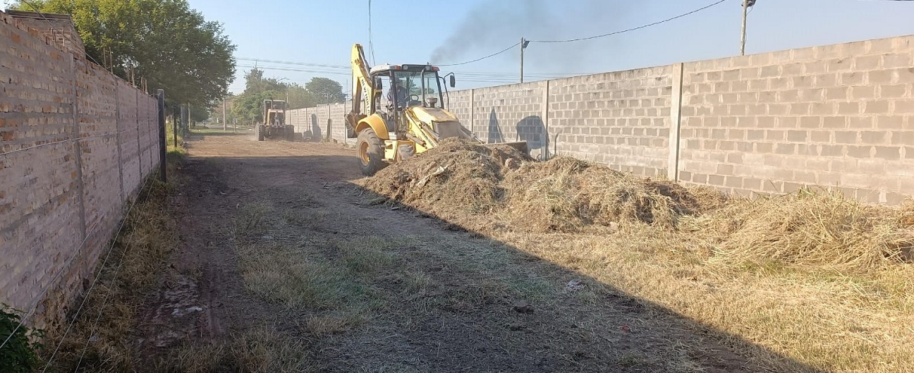 EL MUNICIPIO DE VILLA ÁNGELA REALIZA TAREAS PARA LA APERTURA DE LA CALLE PEDRO BELOTTI