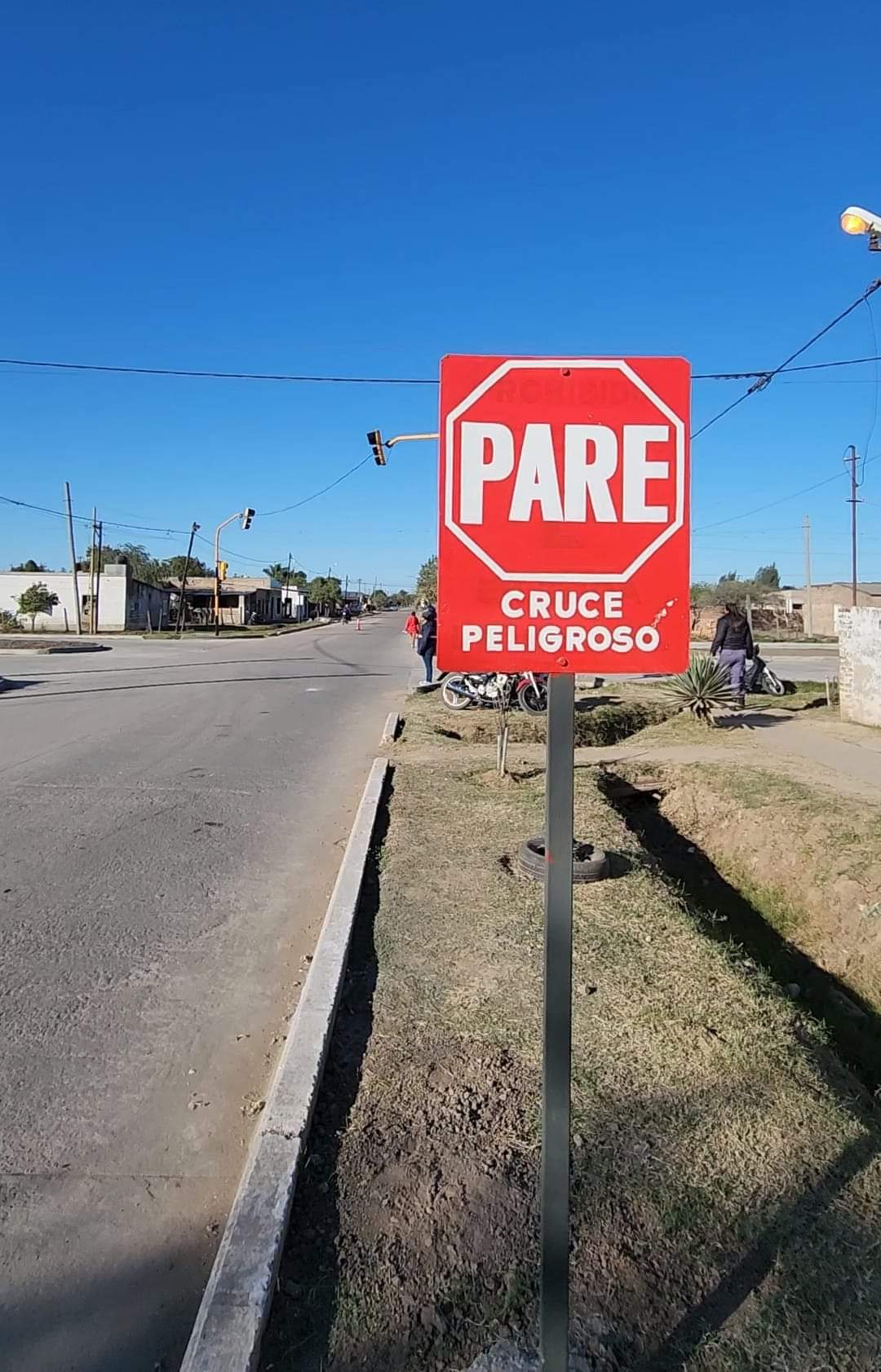 VILLA ANGELA :EL MUNICIPIO INSTALÓ SEMÁFOROS EN LA INTERSECCIÓN DE AV. WENCESLAO ESPINOZA Y LUGONES