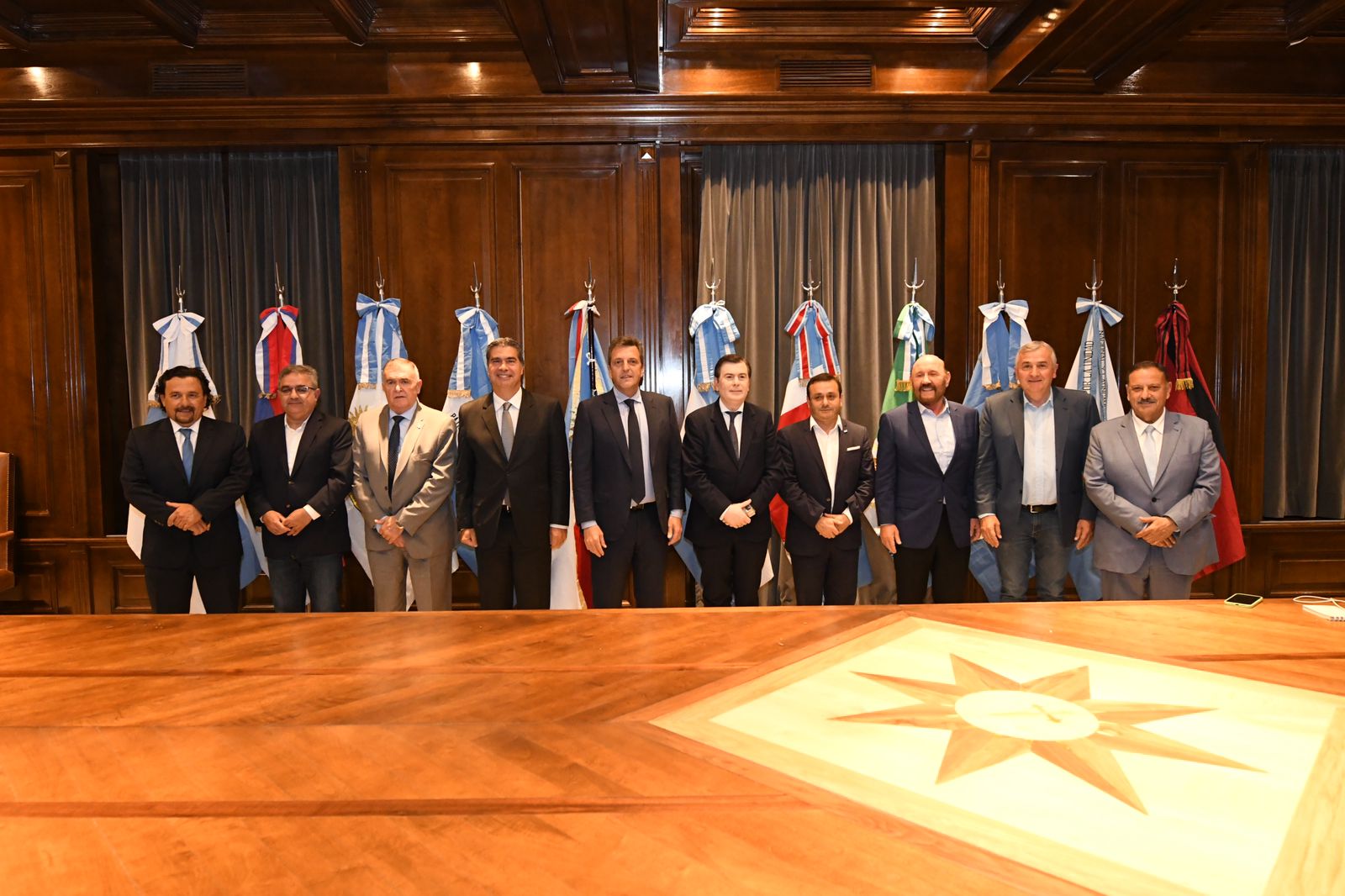 *GOBERNADORES DEL NORTE GRANDE Y EL MINISTRO DE ECONOMÍA DE LA NACIÓN DELINEARON ACCIONES PARA POTENCIAR LA REGIÓN*