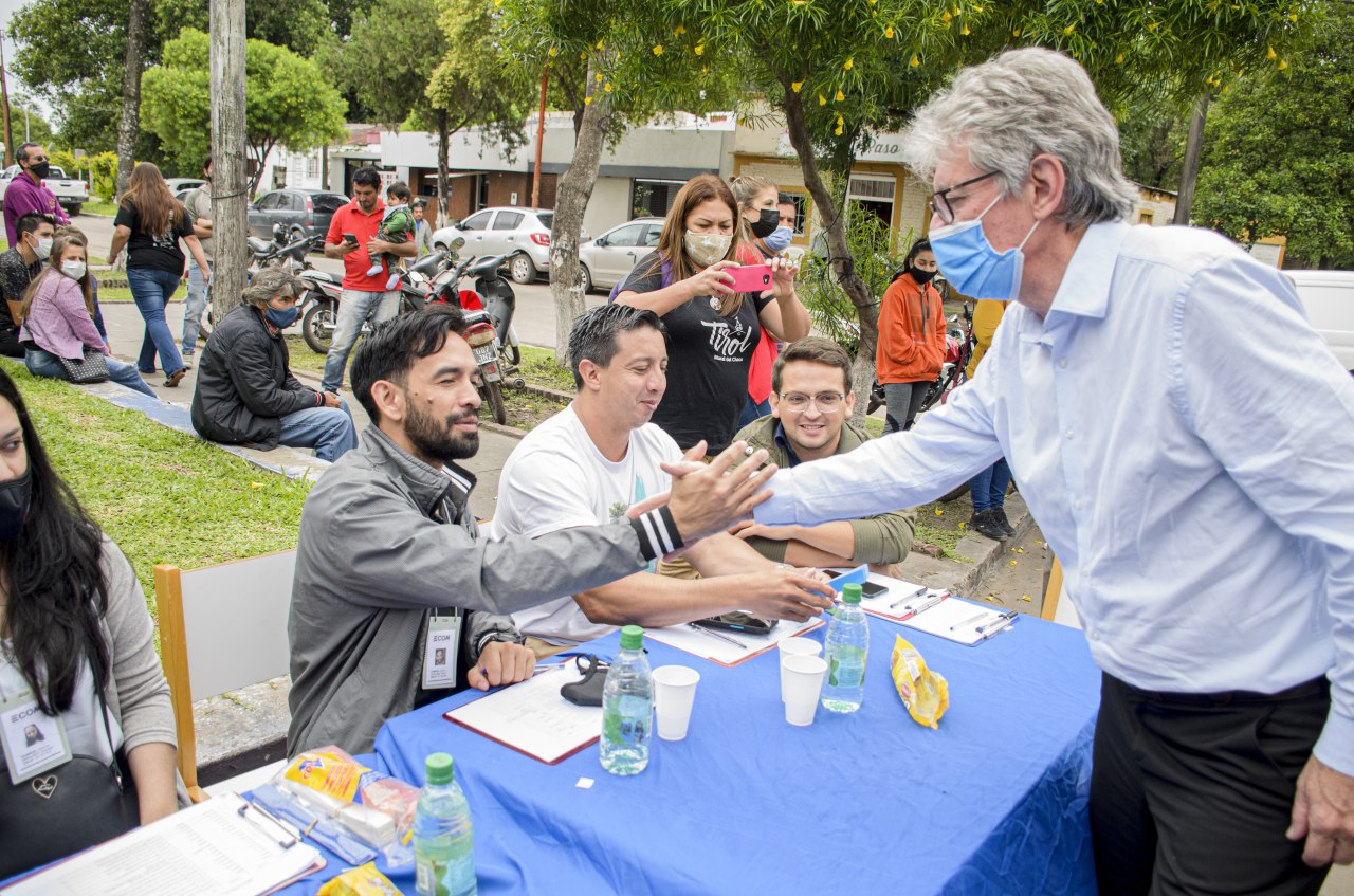 _Entrega de tablets en Puerto Tirol_ *“Nos llena de esperanza volver a tener un Estado que trabaja para disminuir la brecha tecnológica”, resaltó Sager*