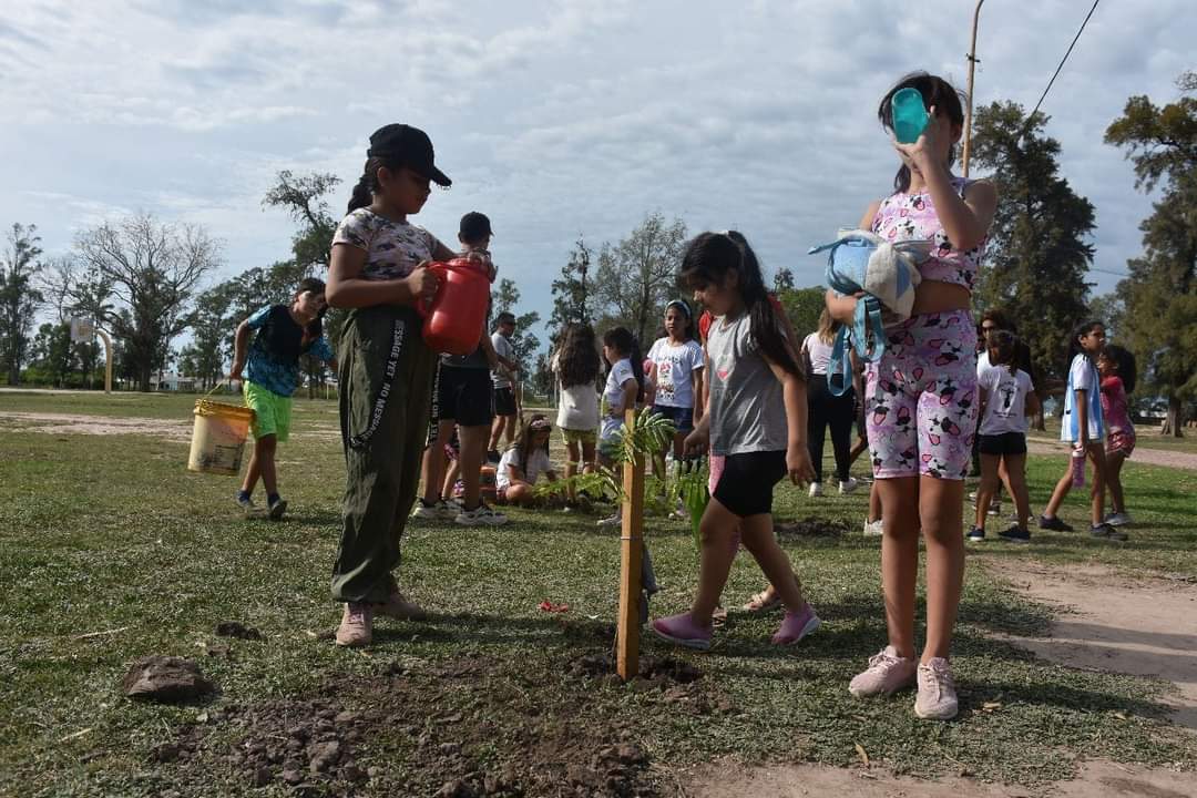 EL MUNICIPIO PROMUEVE LA PLANTACIÓN DE ÁRBOLES EN COLONIA DE VACACIONES