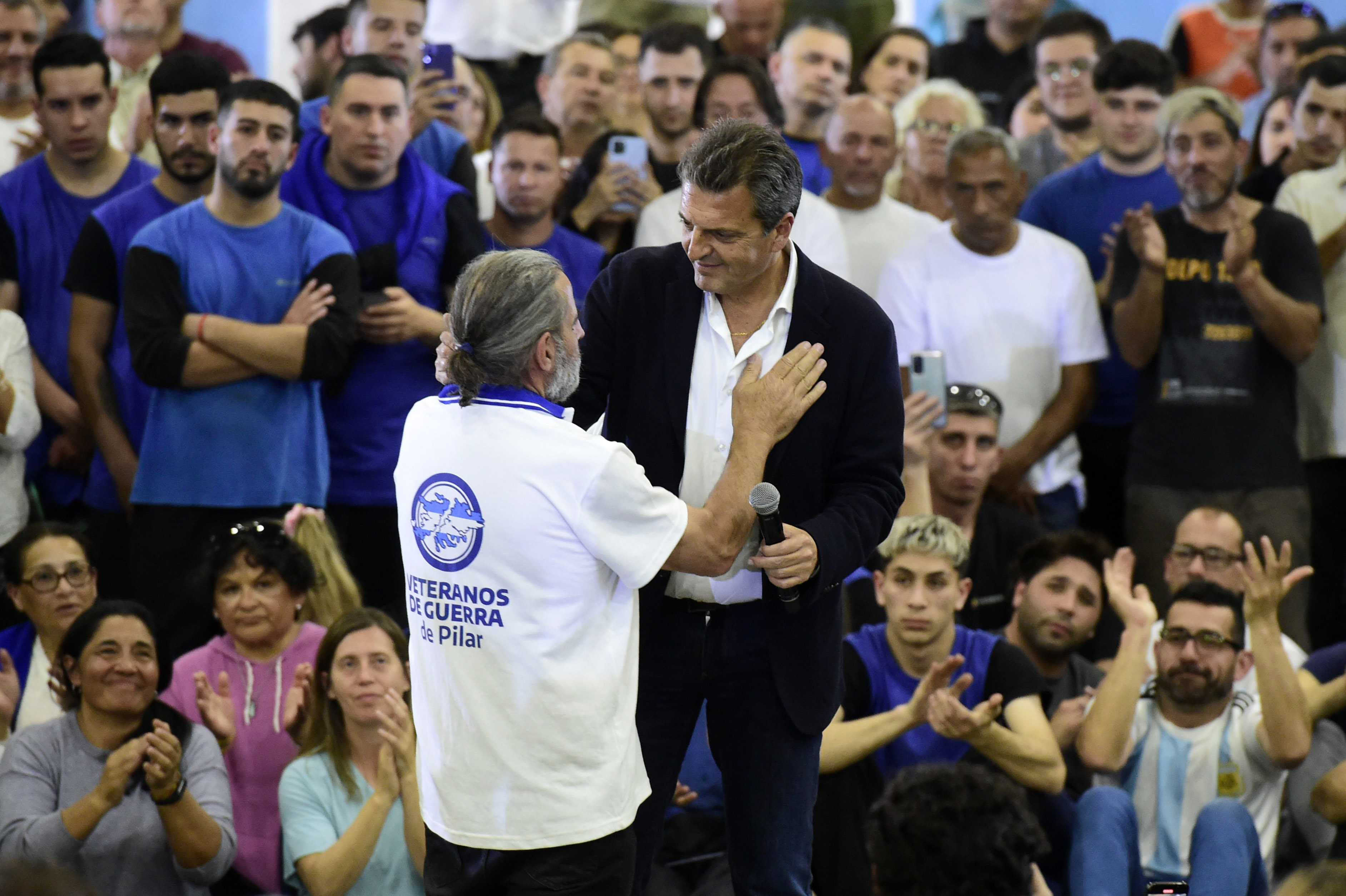 CIERRE DE CAMPAÑA EN PILAR Massa propuso un "nuevo pacto federal" y llamó a votar con la "bandera"