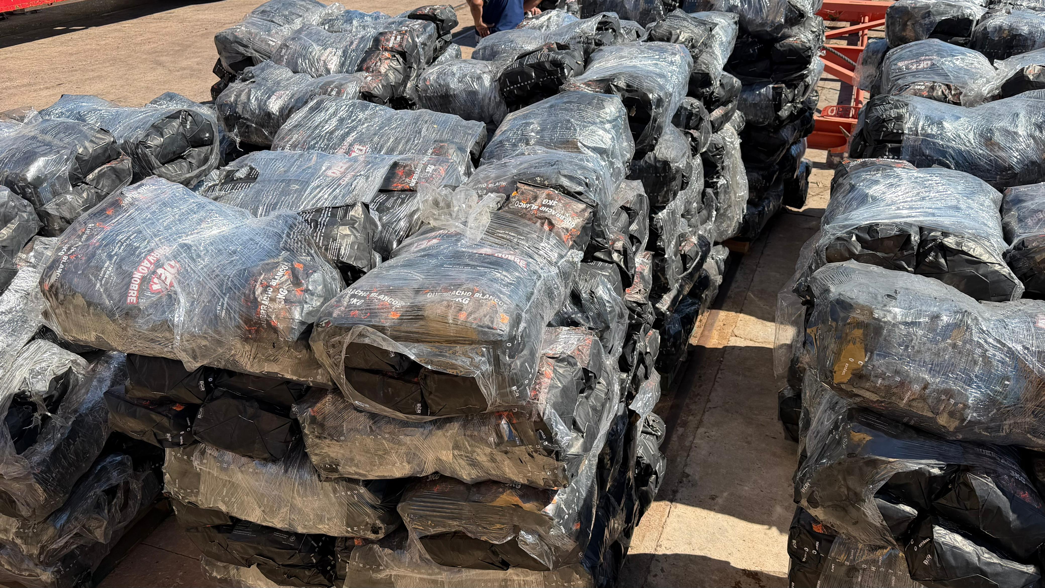 *PUERTO DE BARRANQUERAS: PRODUCTORES DEL NORTE EXPORTARON CARB&Oacute;N VEGETAL A BRASIL*