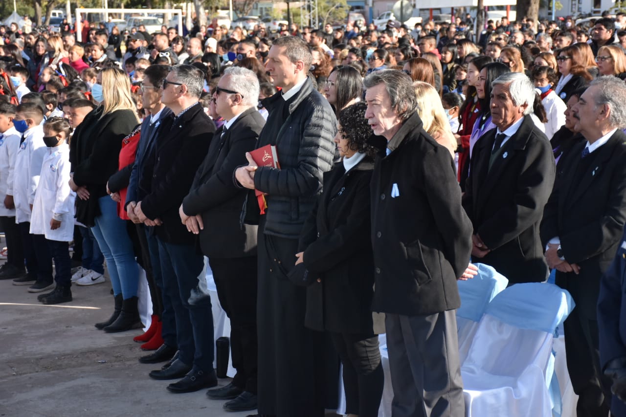 VILLA ANGELA : MÁS DE 400 ALUMNOS PROMETIERON LEALTAD A LA BANDERA ARGENTINA EN LA PLAZA 20 DE JUNIO