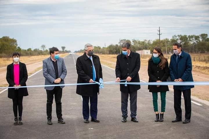 Fernández y Capitanich inauguraron un tramo de la ruta 7 y firmaron convenios millonarios para la ejecución de obras